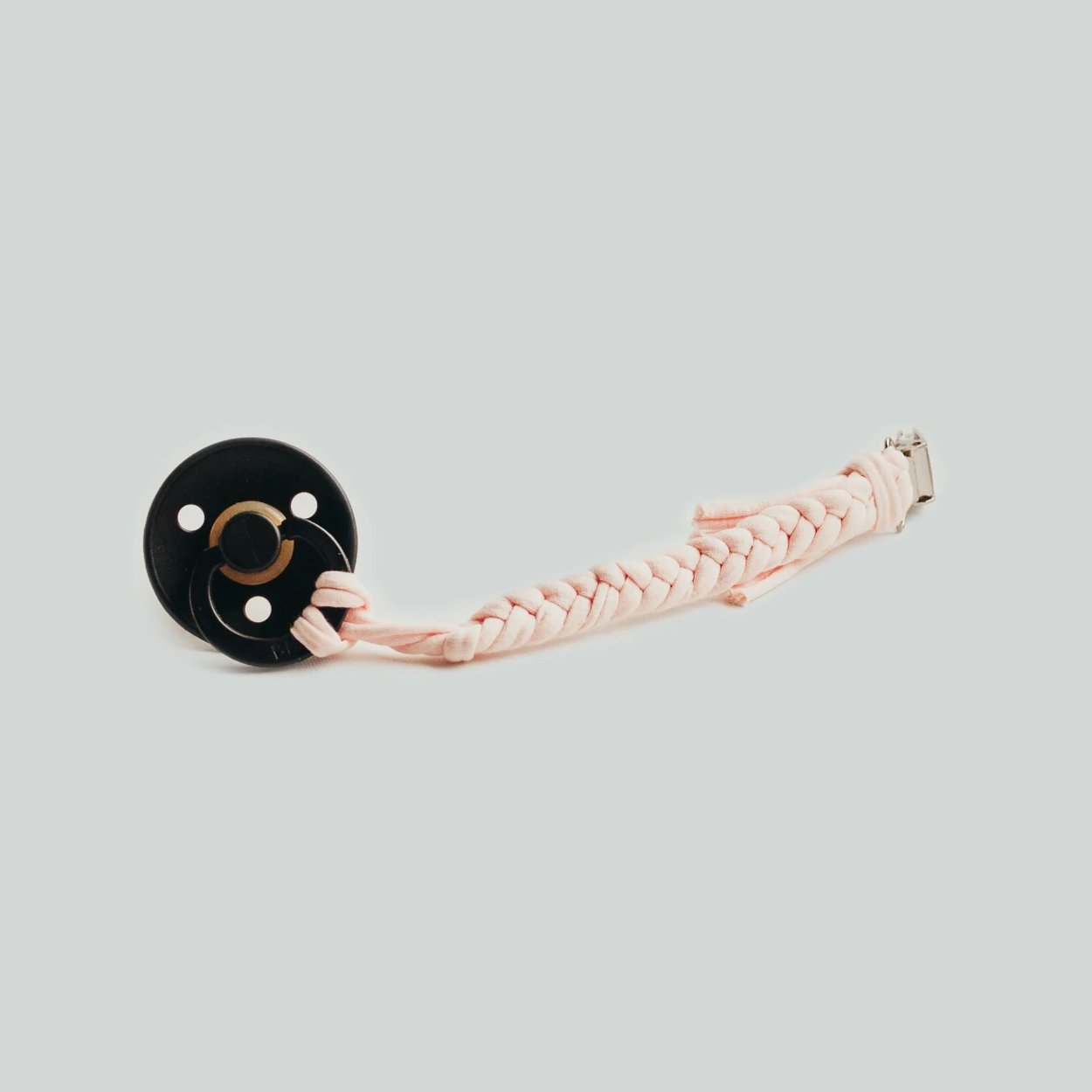 Fekete cumi babarózsaszín cumilánccal - Pippadu