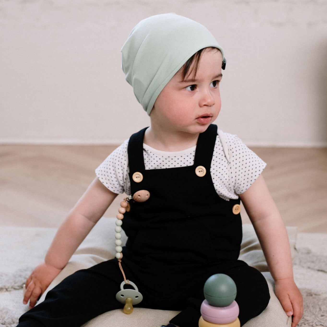 Fekete kantáros pippadu satykával az igazán trendi megjelenésért.