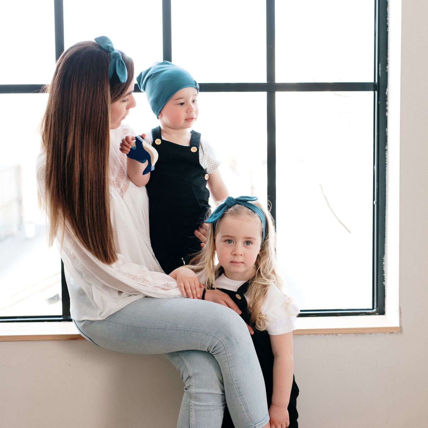 Fekete kantáros nadrág pávakék kiegészítőkkel - pippadu