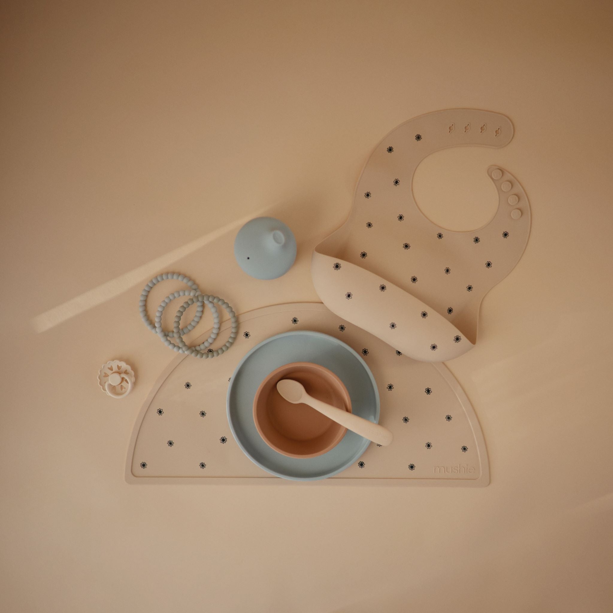 Mushie élelmiszeripari szilikon előke gyerekeknek fekete virág mintával - pippadu