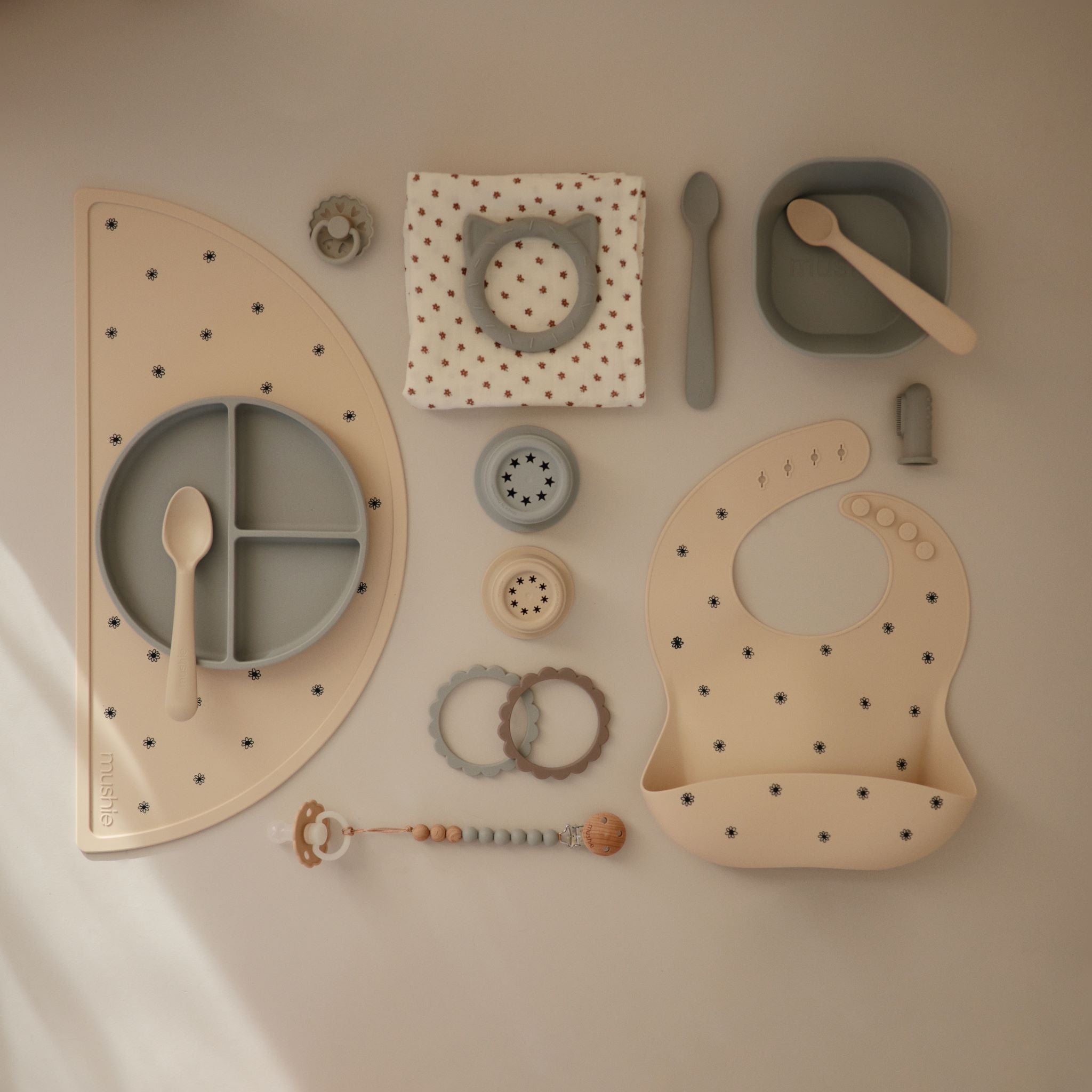 Rugalmas szilikon előke és tányéralátét fekete virág mintával a pippadu polcain