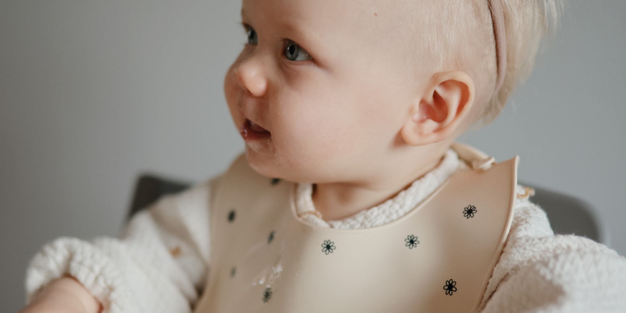 Mushie rugalmas fekete virág mintás előke a pippadu polcain - gyerek étkészlet