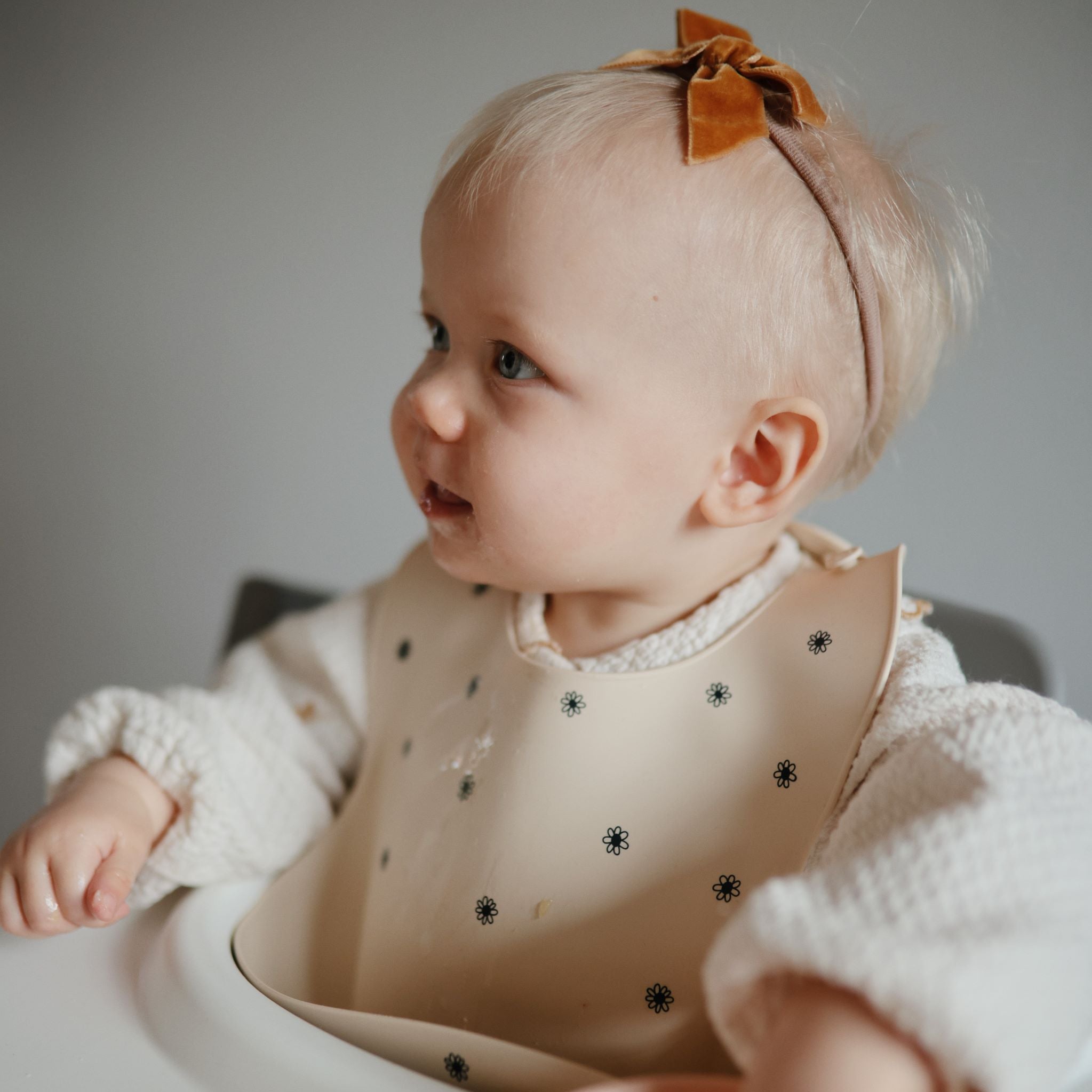 Mushie rugalmas fekete virág mintás előke a pippadu polcain - gyerek étkészlet