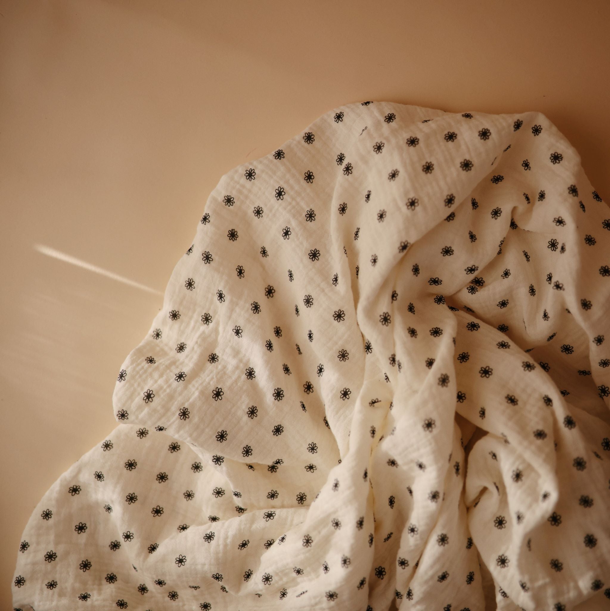 Mushie muszlin pólya pamutból gyerekeknek fekete virág mintával - pippadu