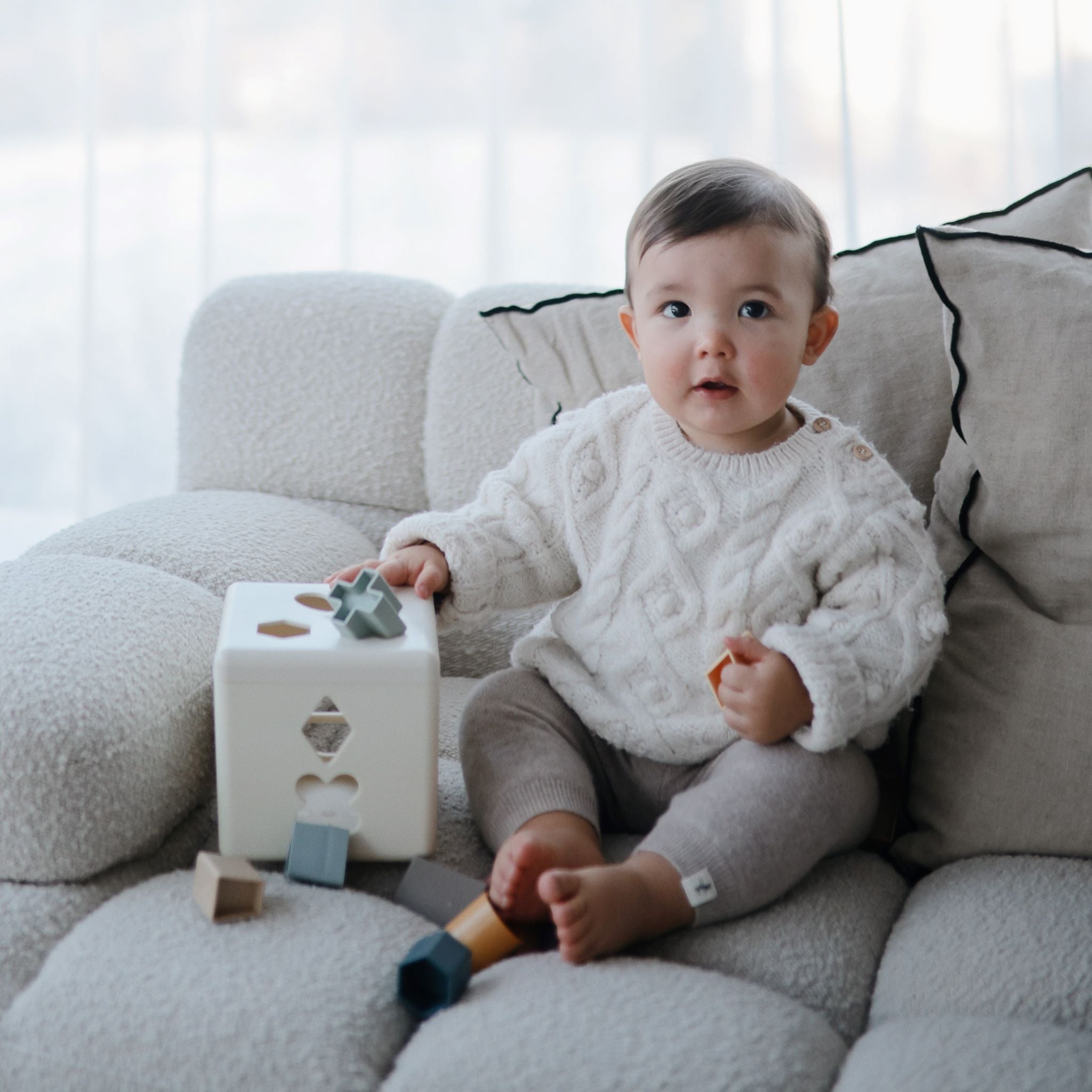 Készségfejlesztő formabedobó játék a mushie márkától - pippadu
