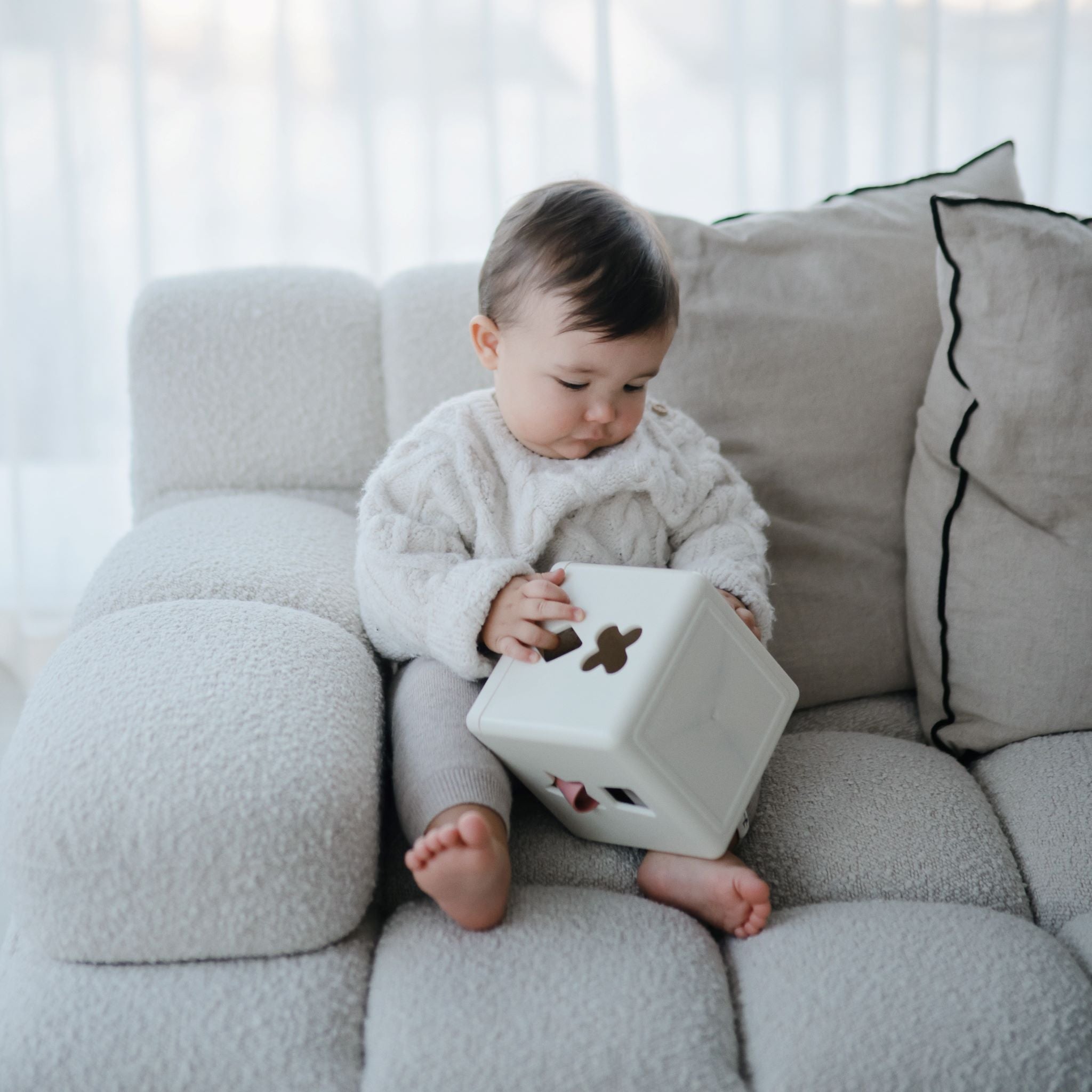 Készségfejlesztő formabedobó kocka - mushie - pippadu