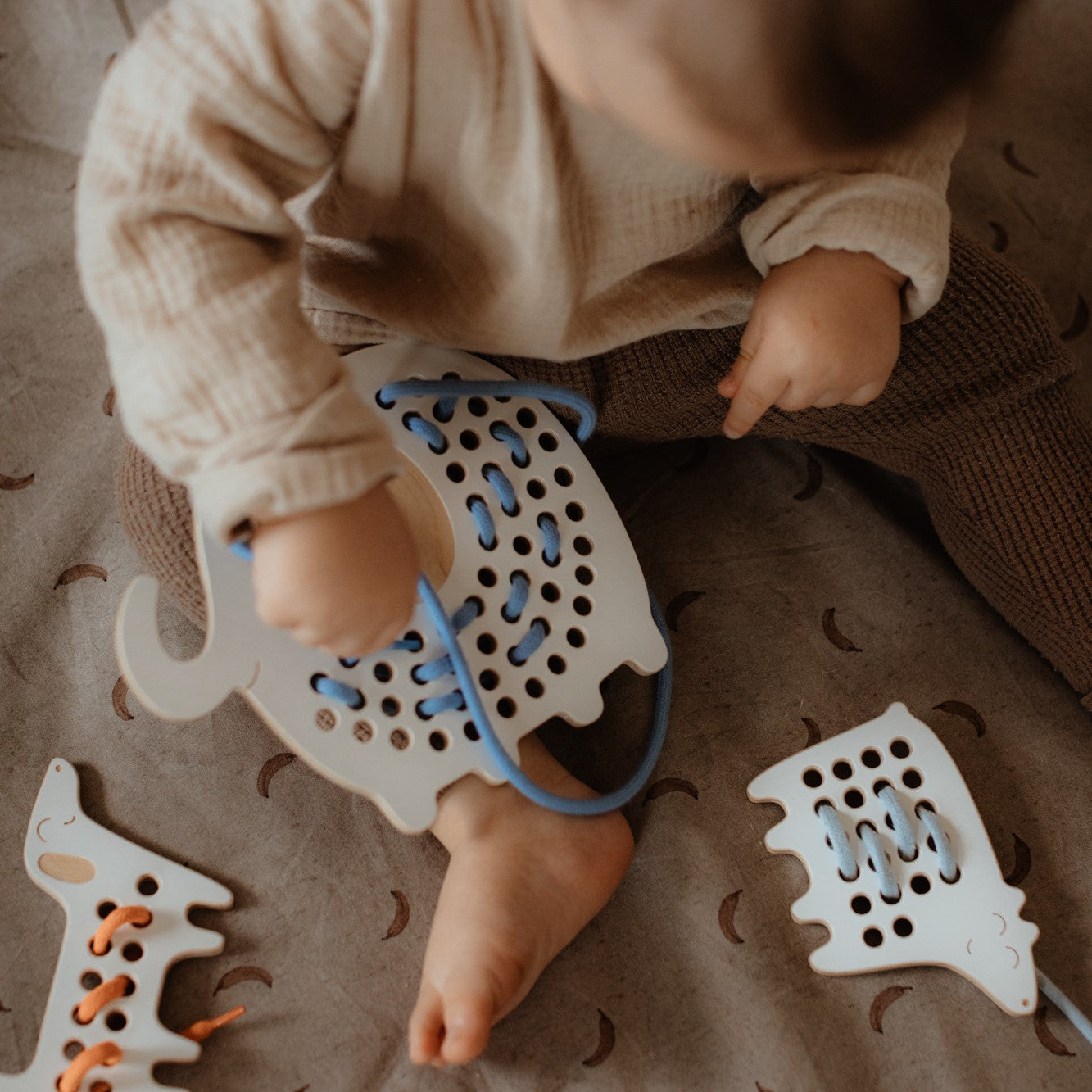 Kicsi fűzős játék - Brumi, a medve - gyerekjáték - pippadu