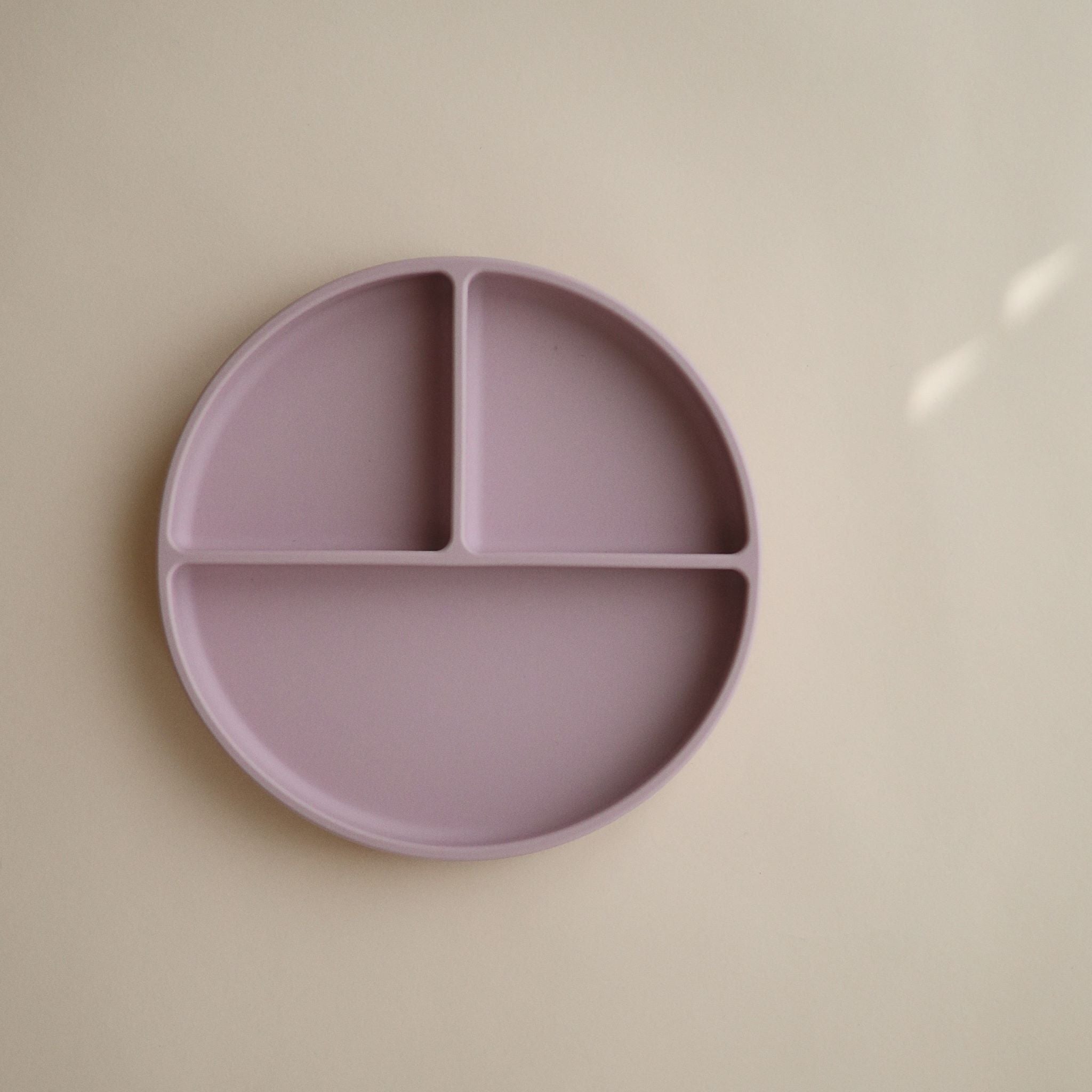 Mushie csúszásmentes lapostányér szilikon halvány lila színben pippadu