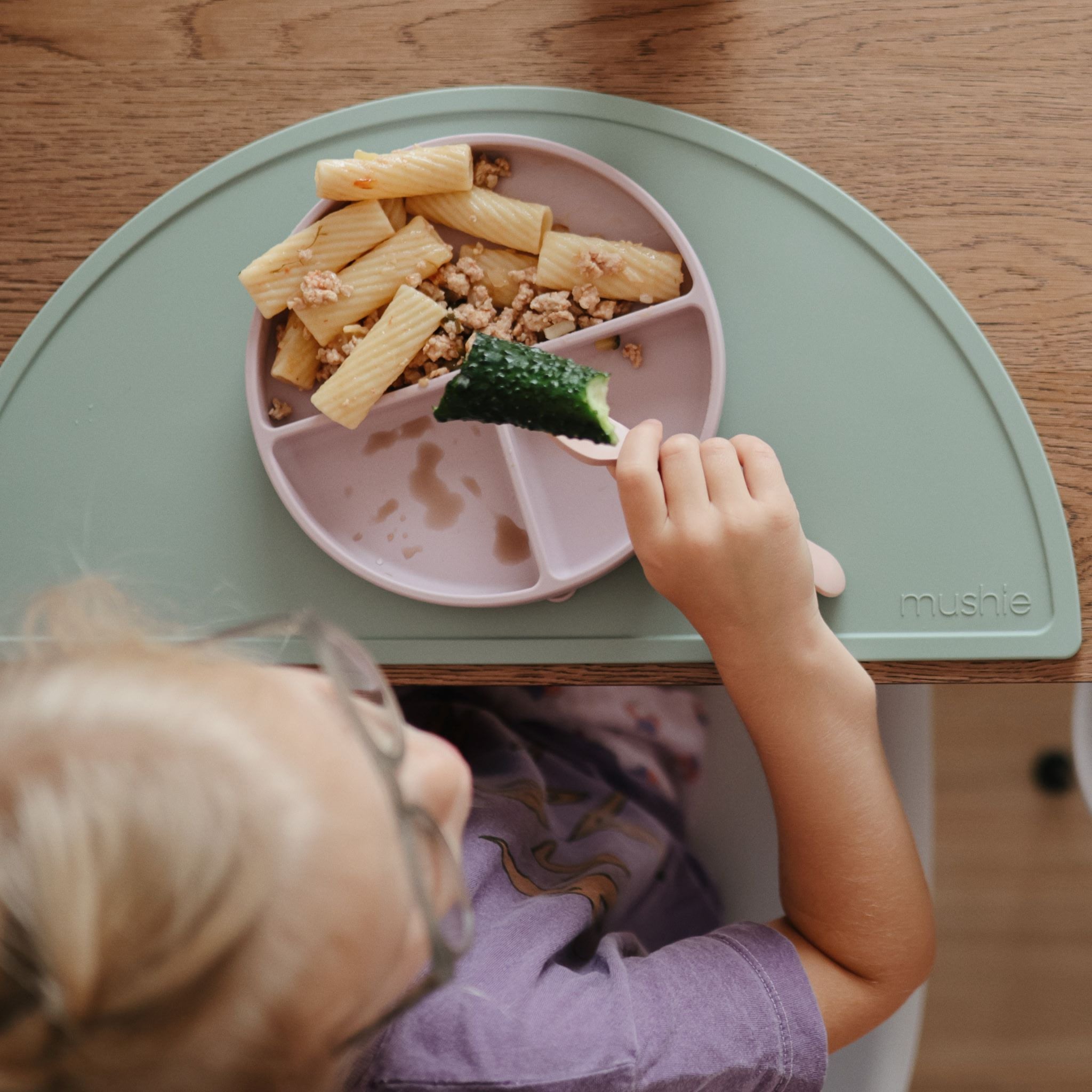 Halvány lila osztott szilikon tányér - pippadu - mushie gyerek étkészlet