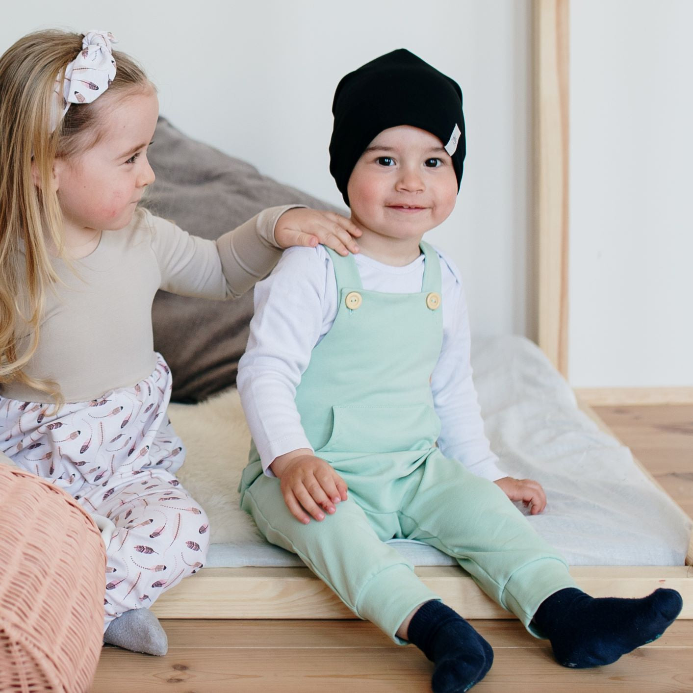 Halványzöld kantáros nadrág és trendi pippadu satyka szettben kedvezményes áron