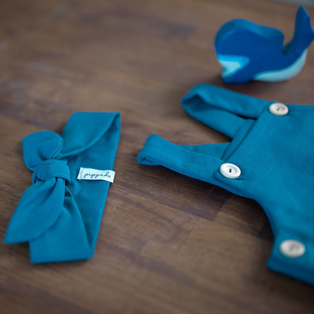 Kantáros nadrág hozzáillő hajpánttal pávakék színben - baba-mama szett - pippadu