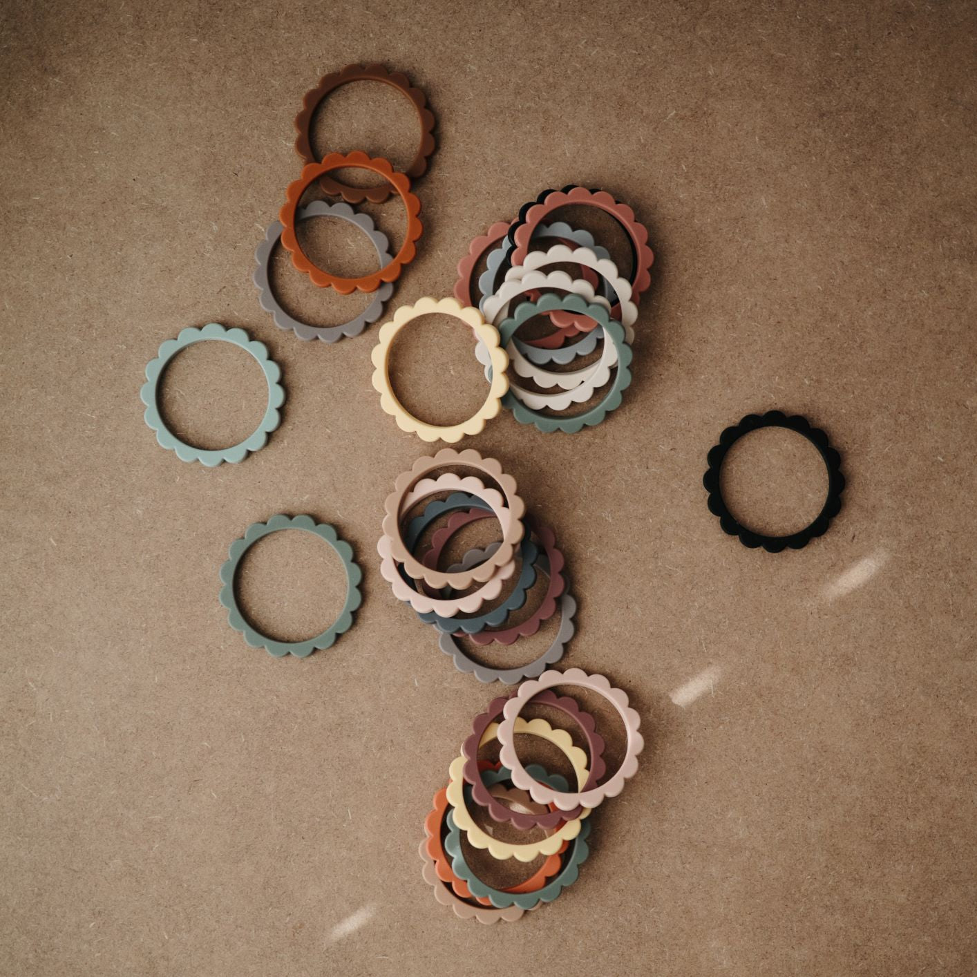 Virágos karkötő rágóka - 1 csomagban 3 rágóka - mushie márka - pippadu