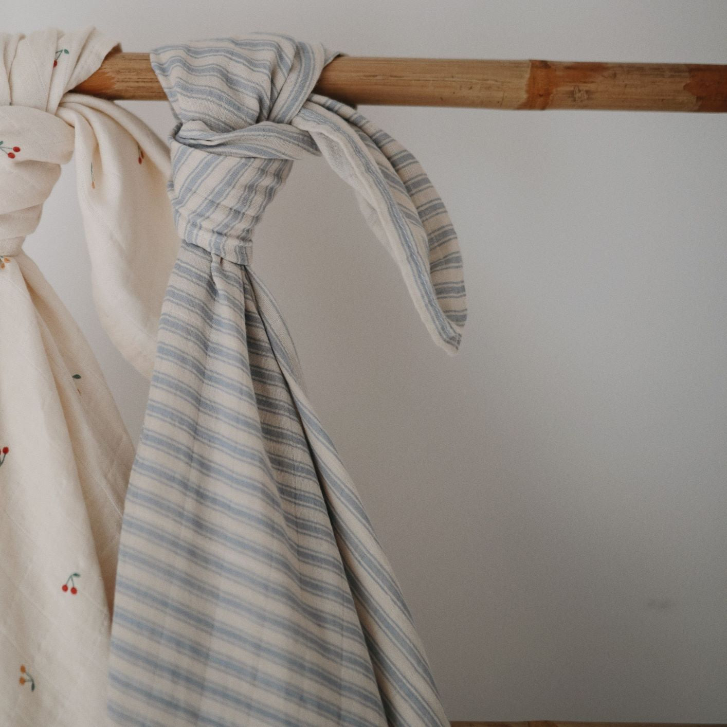 Muszlin pólya kék csíkos mintával - pippadu