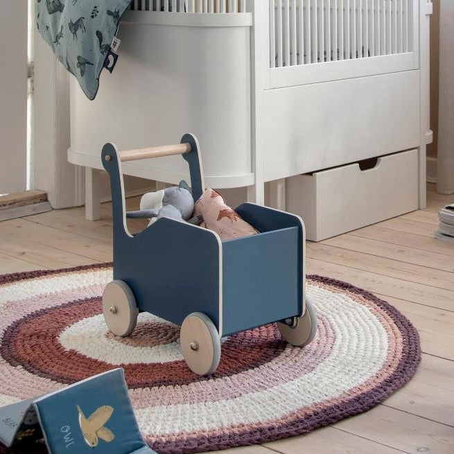 Fa játékbaba kocsi sötétkék színben a pippadunál - sebra