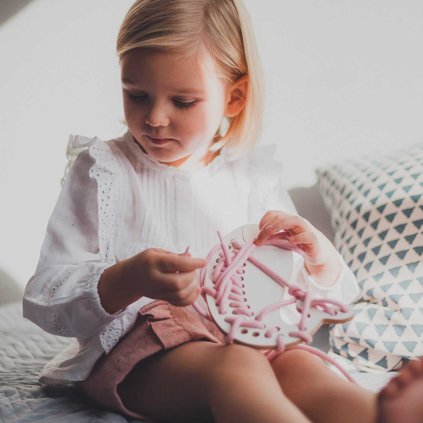 Milin fűzős játékok fából bálna formával - pippadu