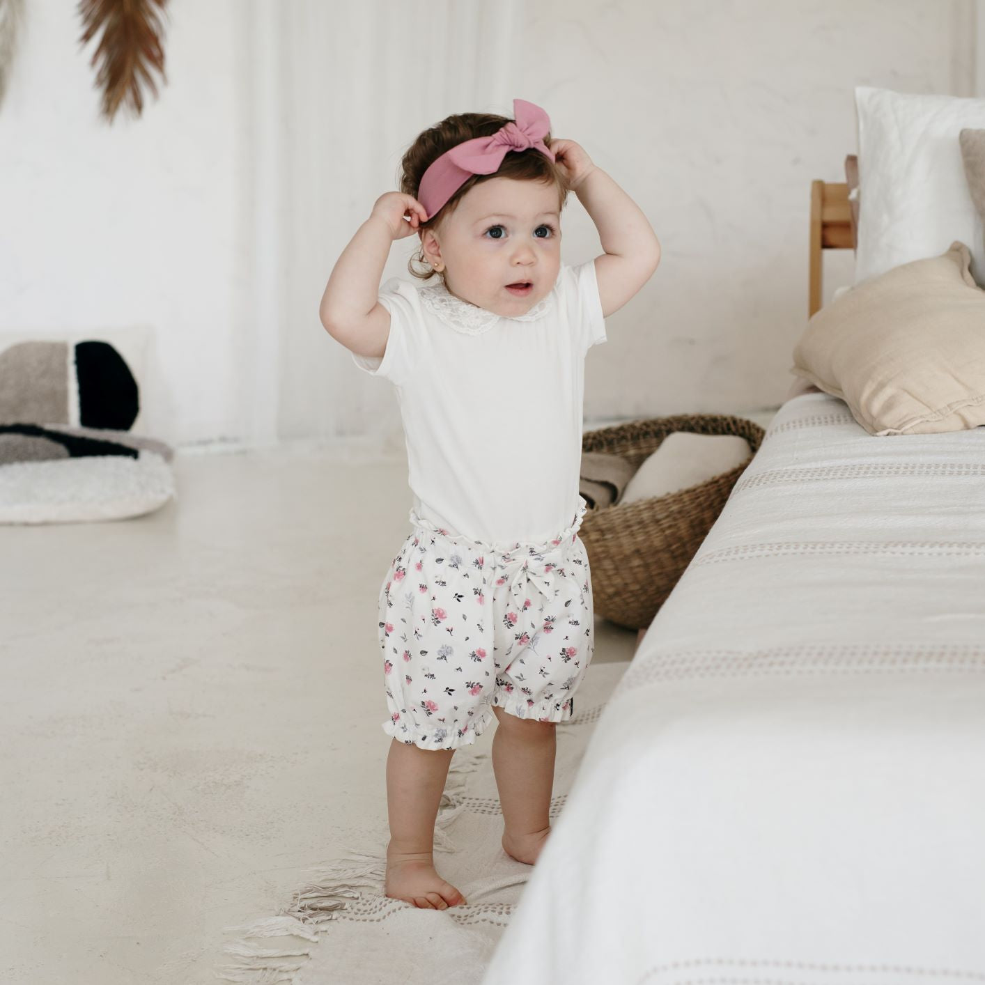 Kis rózsás fodros lányka nadrág - pippadu hajpánttal - kézzel készült