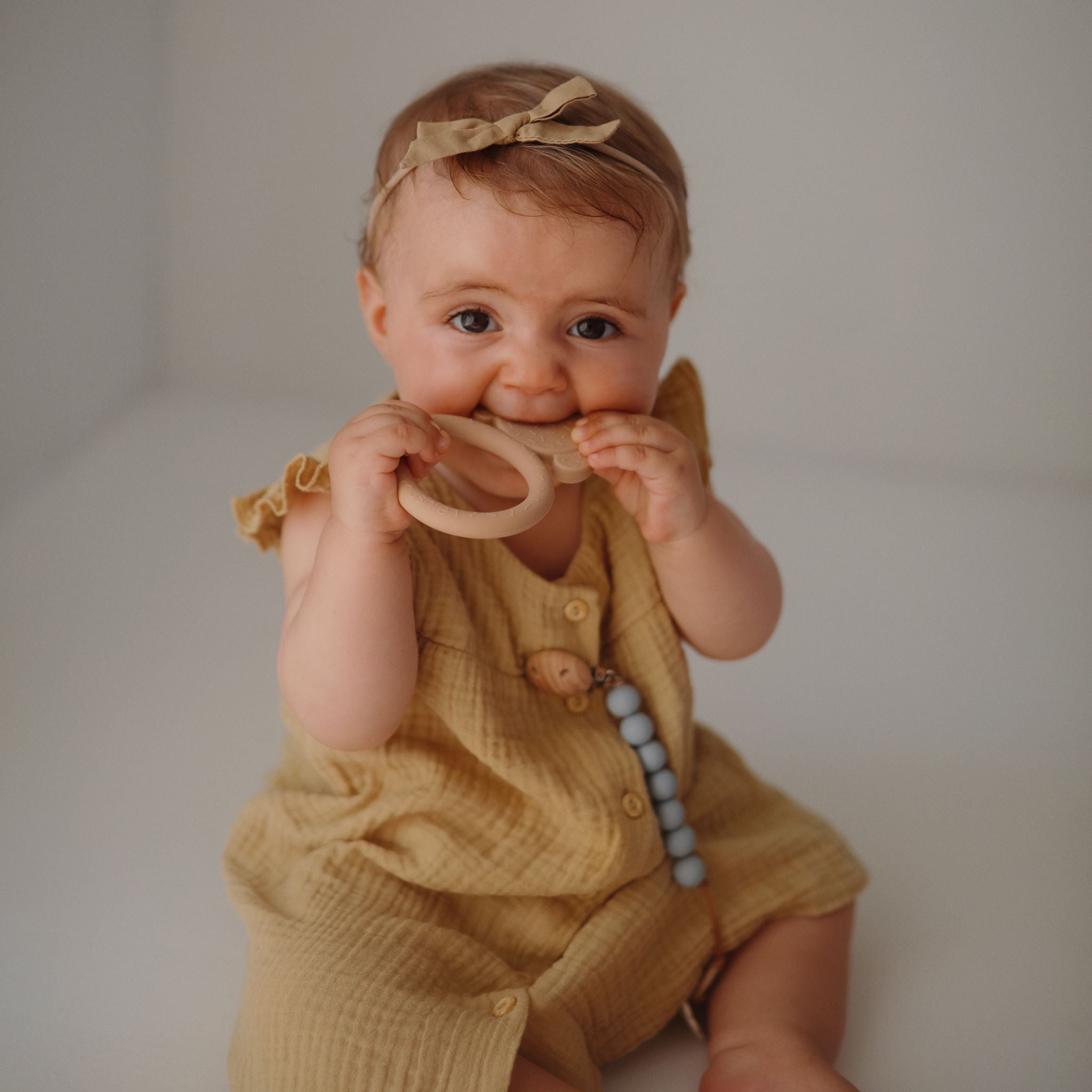 Kutya rágóka bézs színben - Mushie márka - pippadu