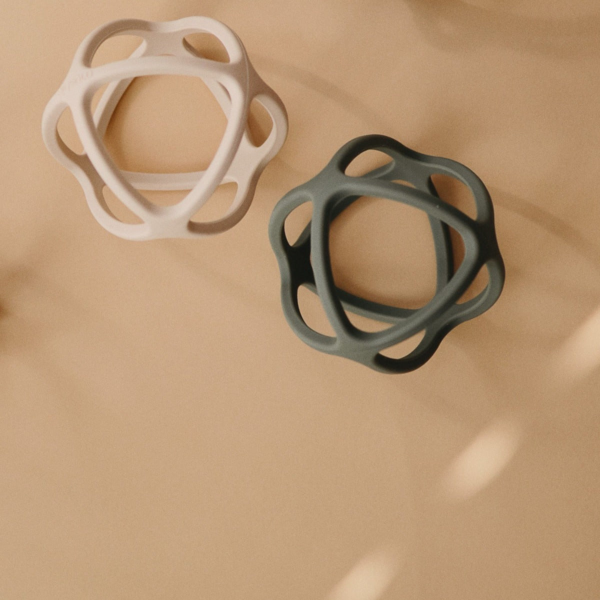 Labda rágóka a pippadunál kakukkfű színben - Mushie márkától