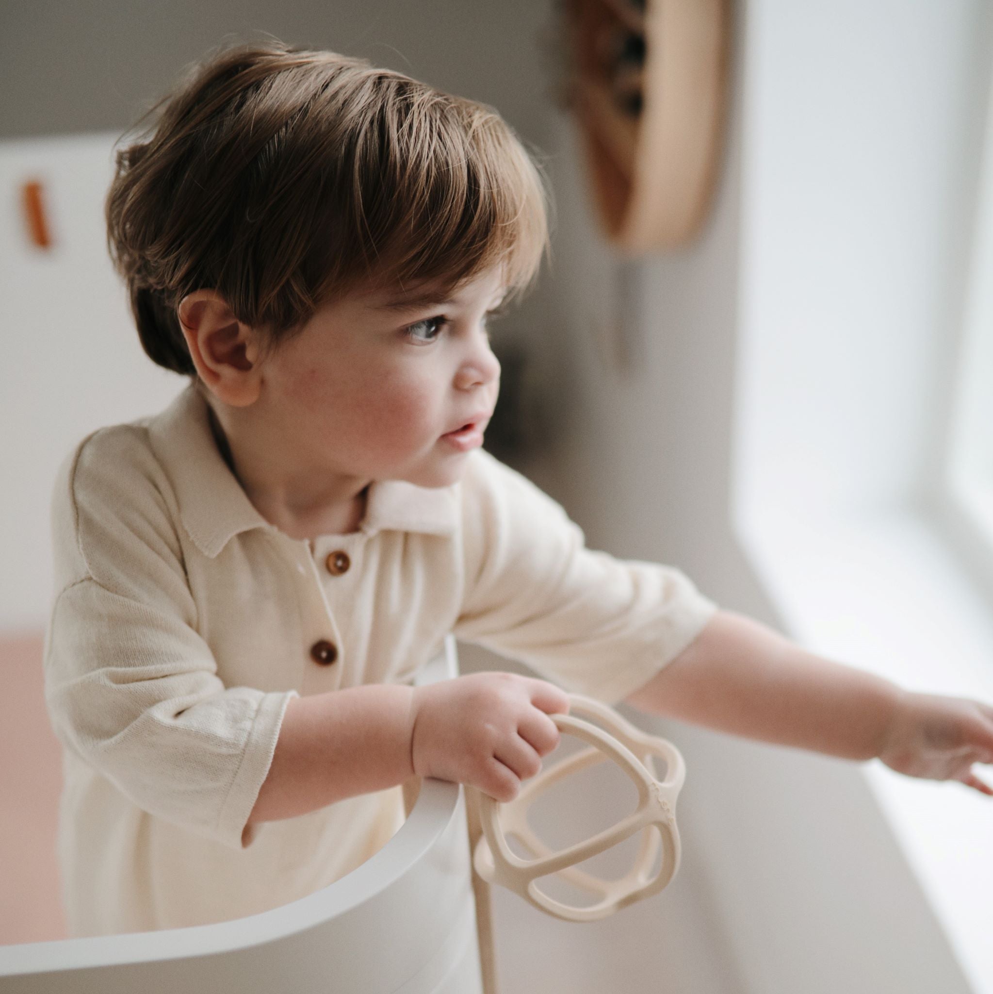 Labda rágóka homok színben a Mushie márkától - pippadu