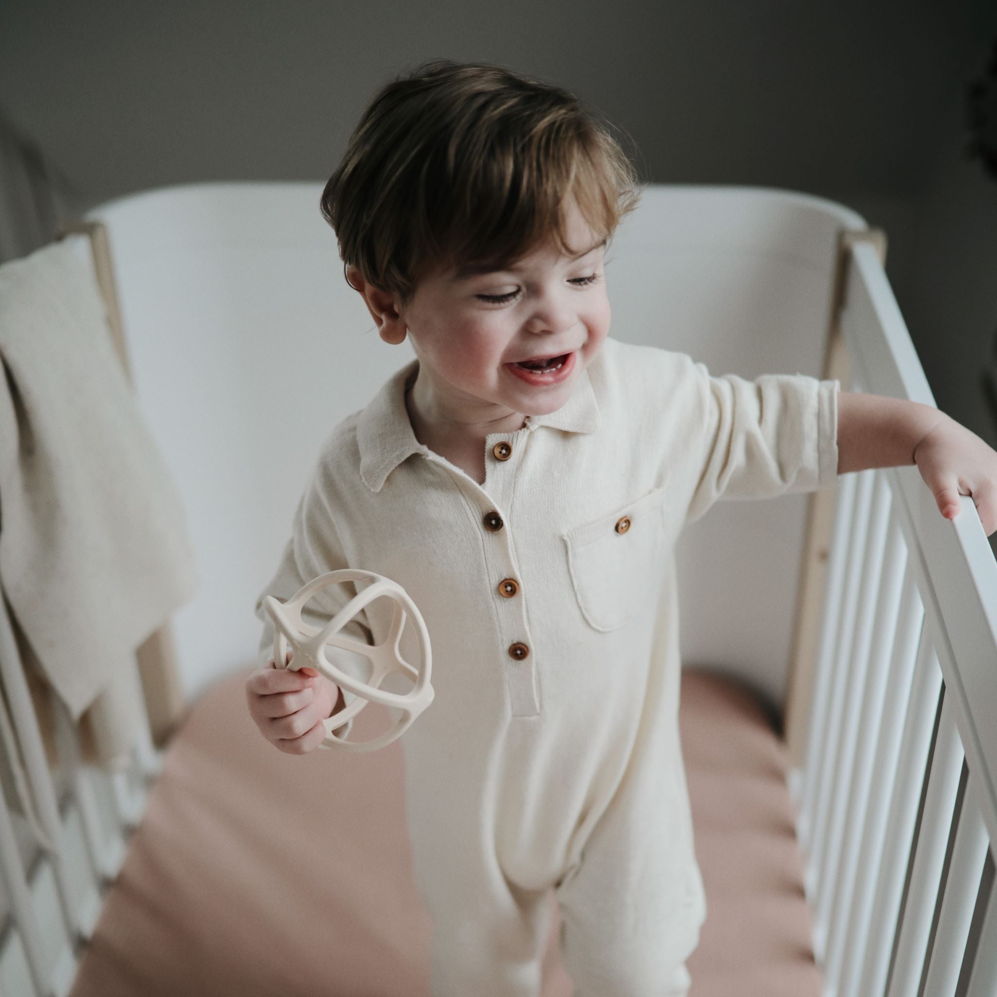 Labda rágóka a Mushie márkától homok színben - pippadu