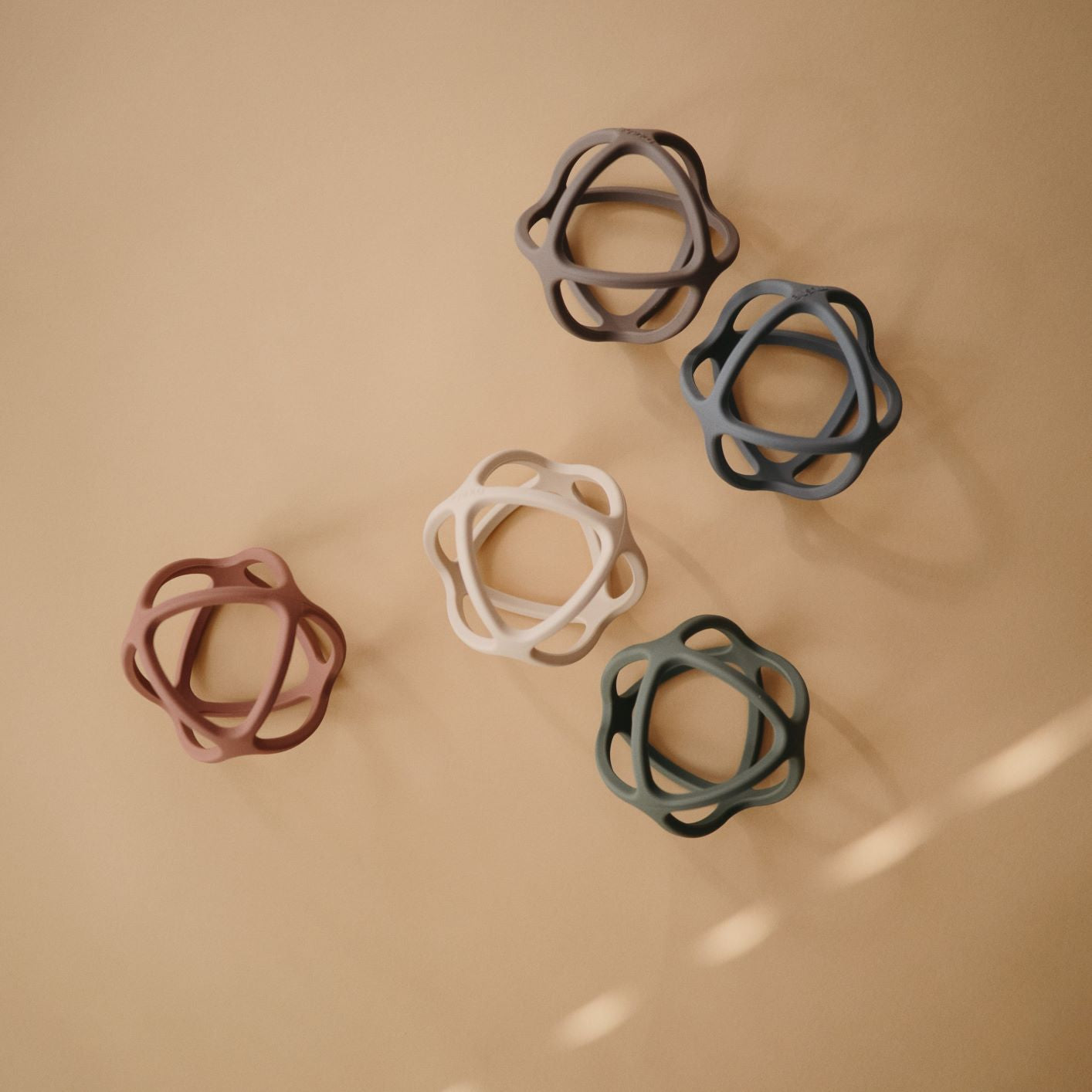 Labda rágóka a pippadunál a Mushie márkától öt különböző színben - rugalmas, játékos