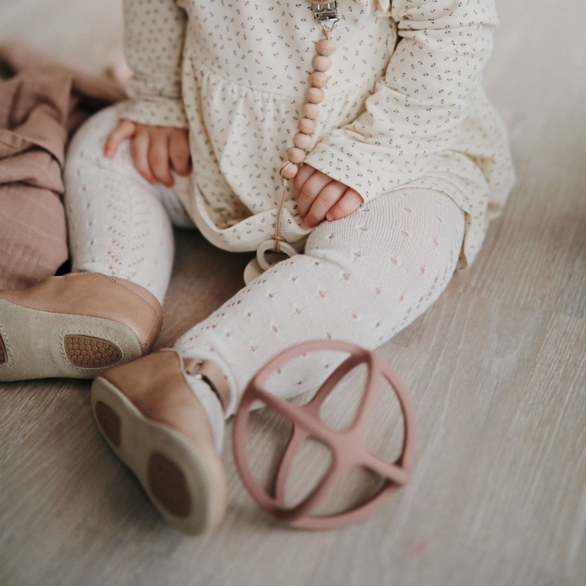 Labda rágóka a Mushie márkától mackó színben - Pippadu