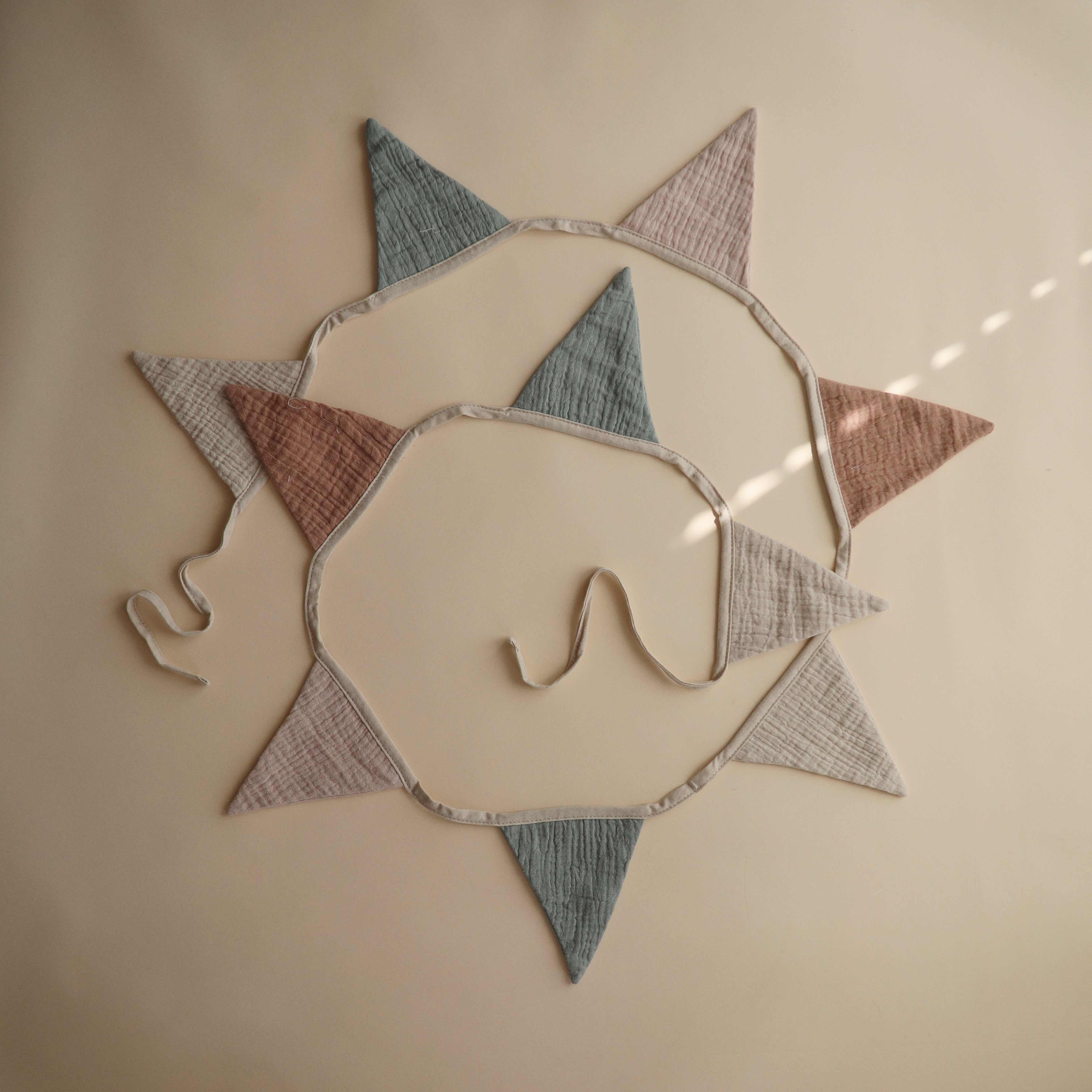 Háromszög alakú zászlócskás füzérben - pippadu