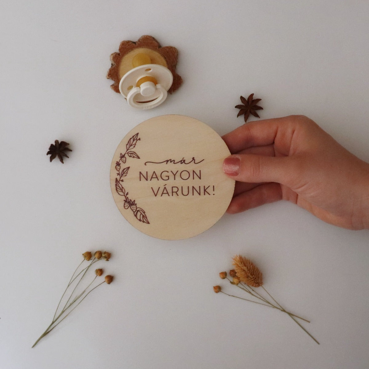 Babafotózási kellék - "már nagyon várunk" - pippadu fa korong