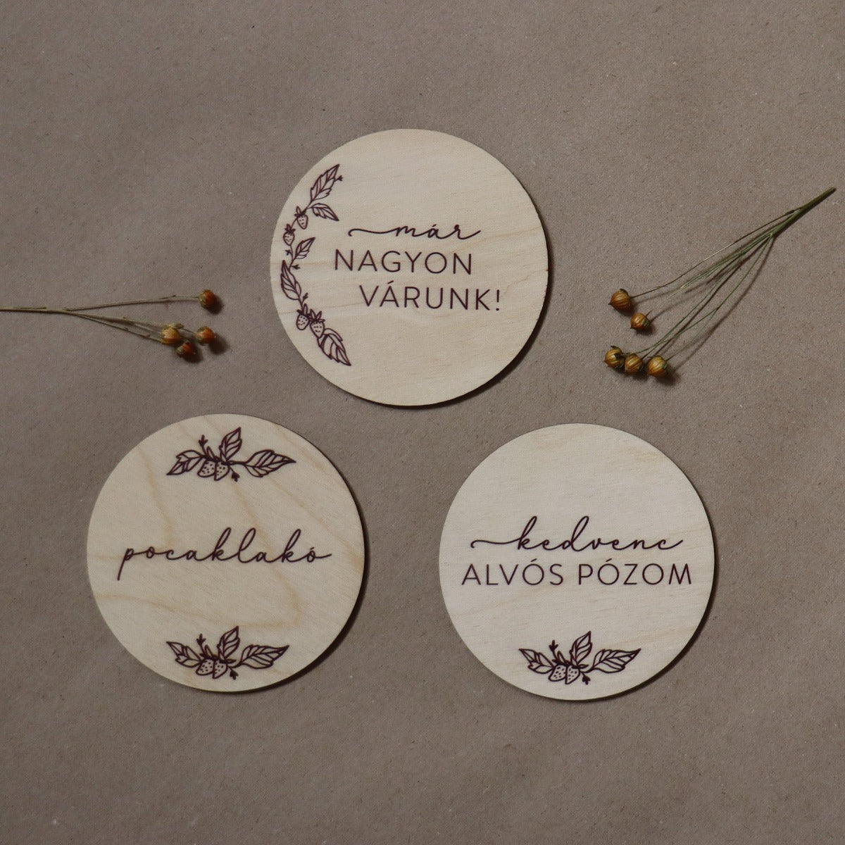 Babafotózási kellék - "már nagyon várunk" - pippadu fa korong