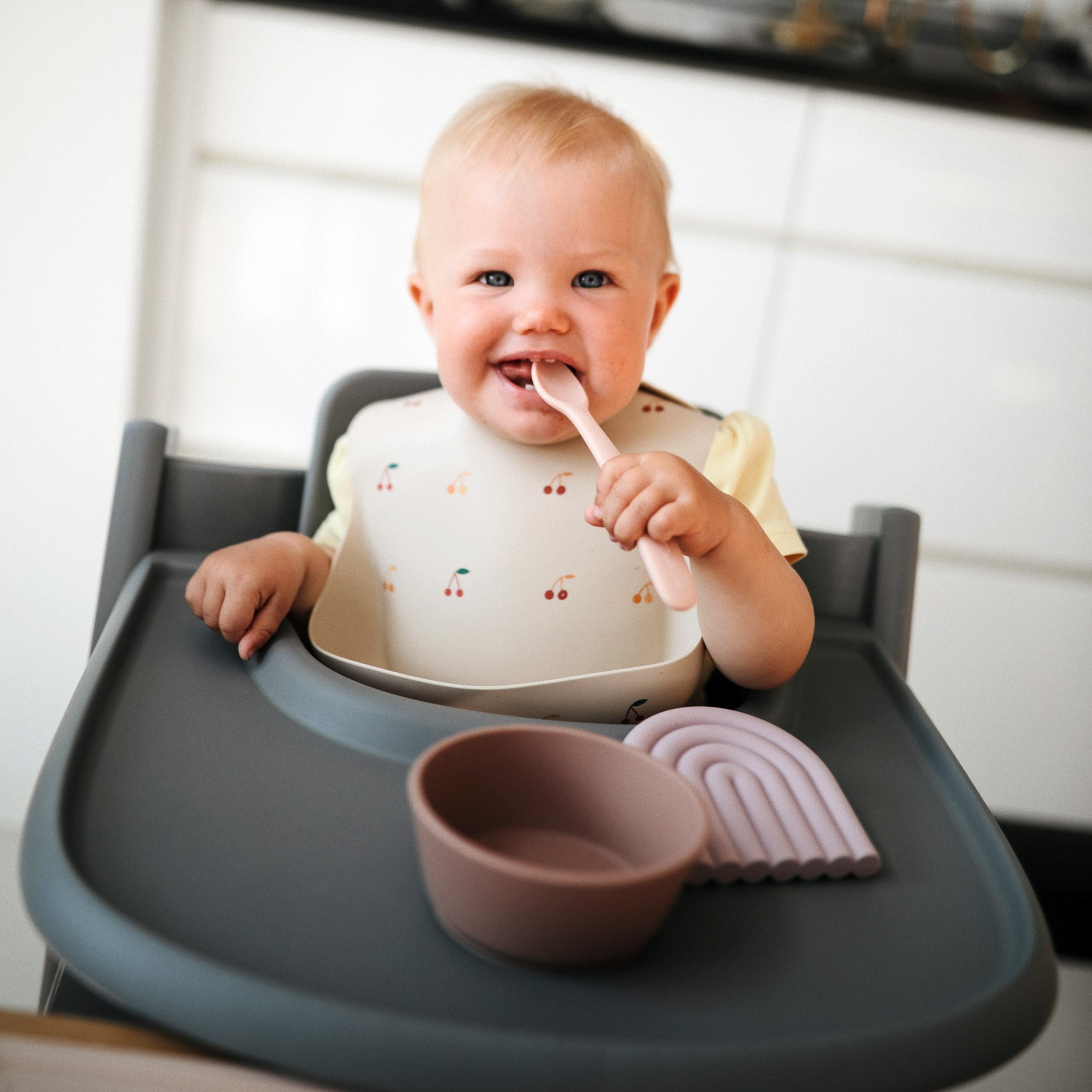 Mushie szilikon mélytányér az amerikai márkától bézs színben - pippadu