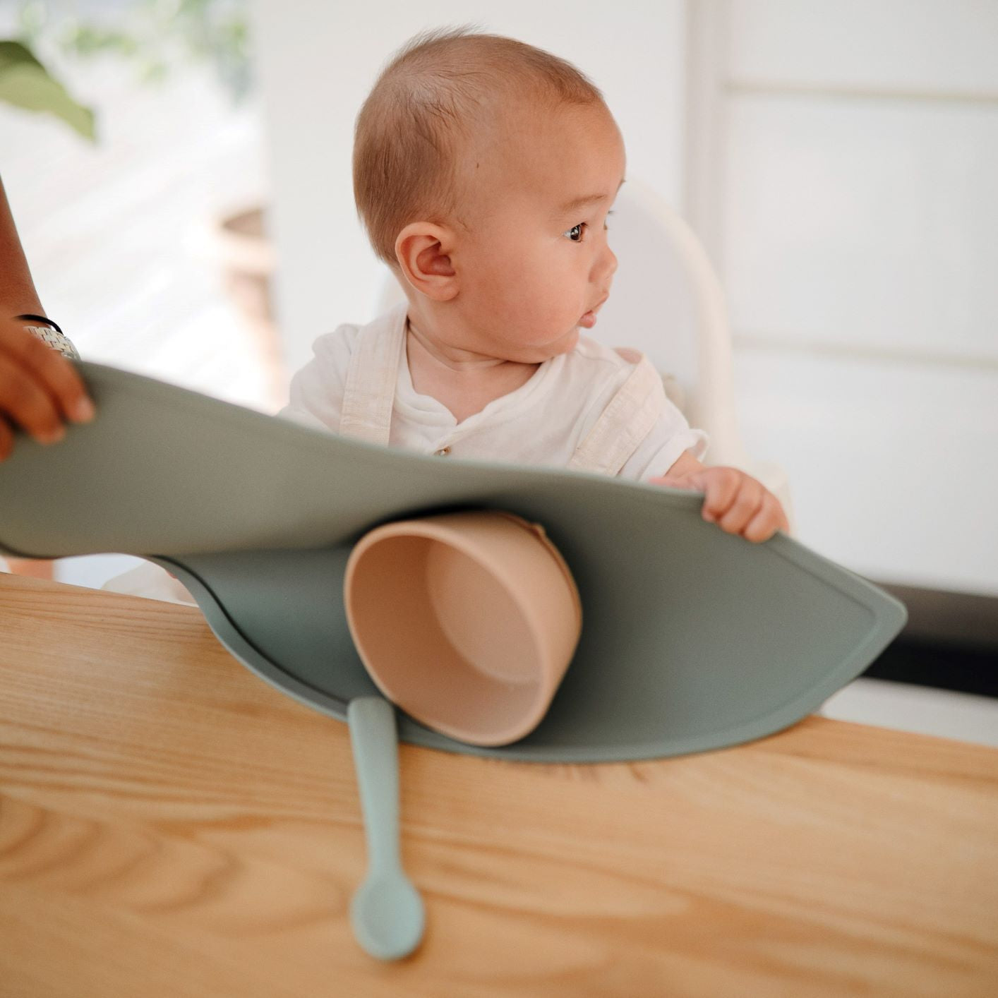 Babakanál szett halvány türkiz és homok színben a pippadunál - szilikon étkészlet a mushie márkától