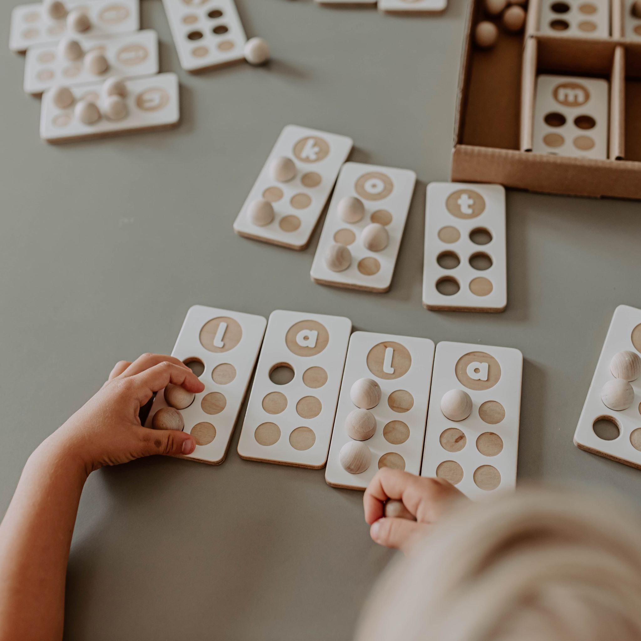 Braille ABC fa táblák és fa golyók - pippadu