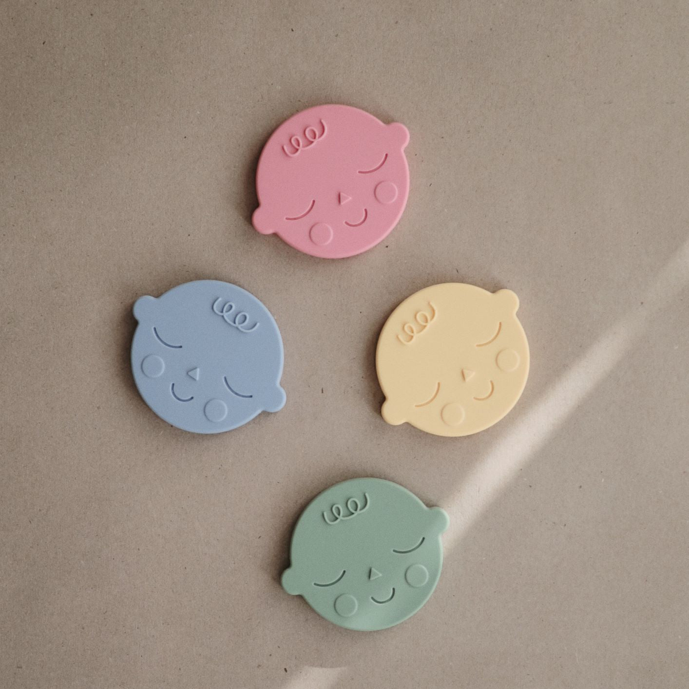 Mosolygós arcú rágóka - pasztellsárga színben - Pippadu