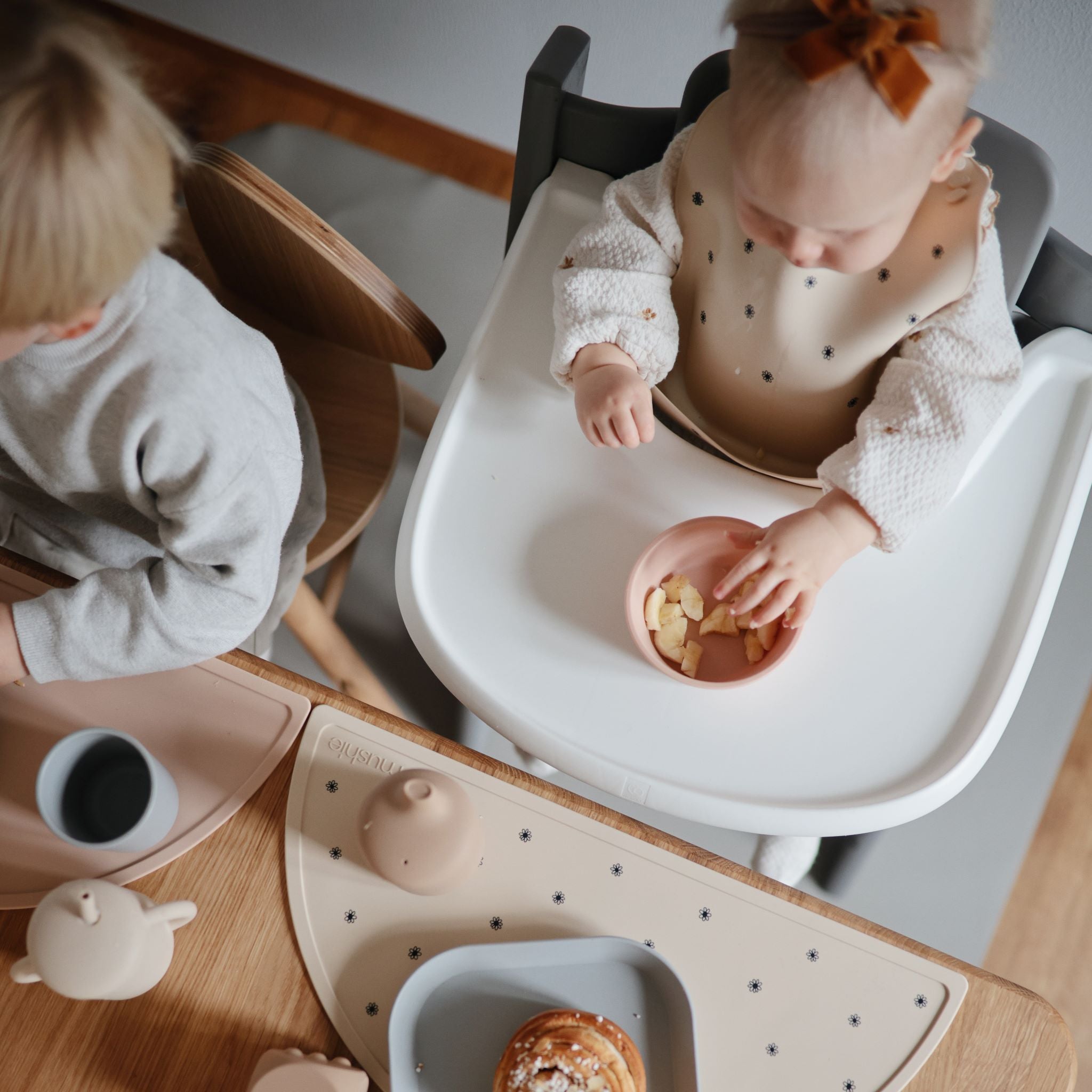 Szilikon tányéralátét fekete virág mintával gyerek étkészlet - pippadu - mushie