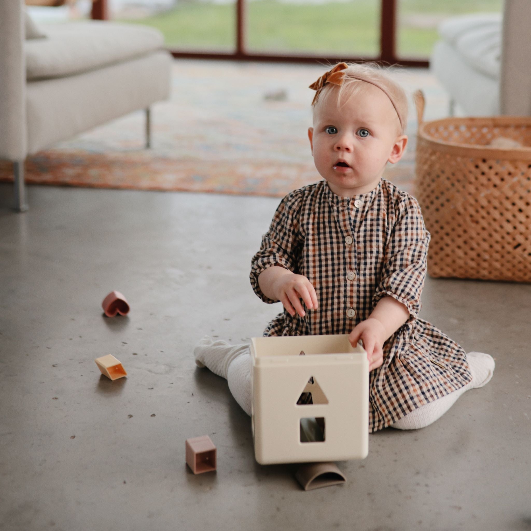 Fejlesztő formabedobó kocka gyerekeknek - mushie - pippadu