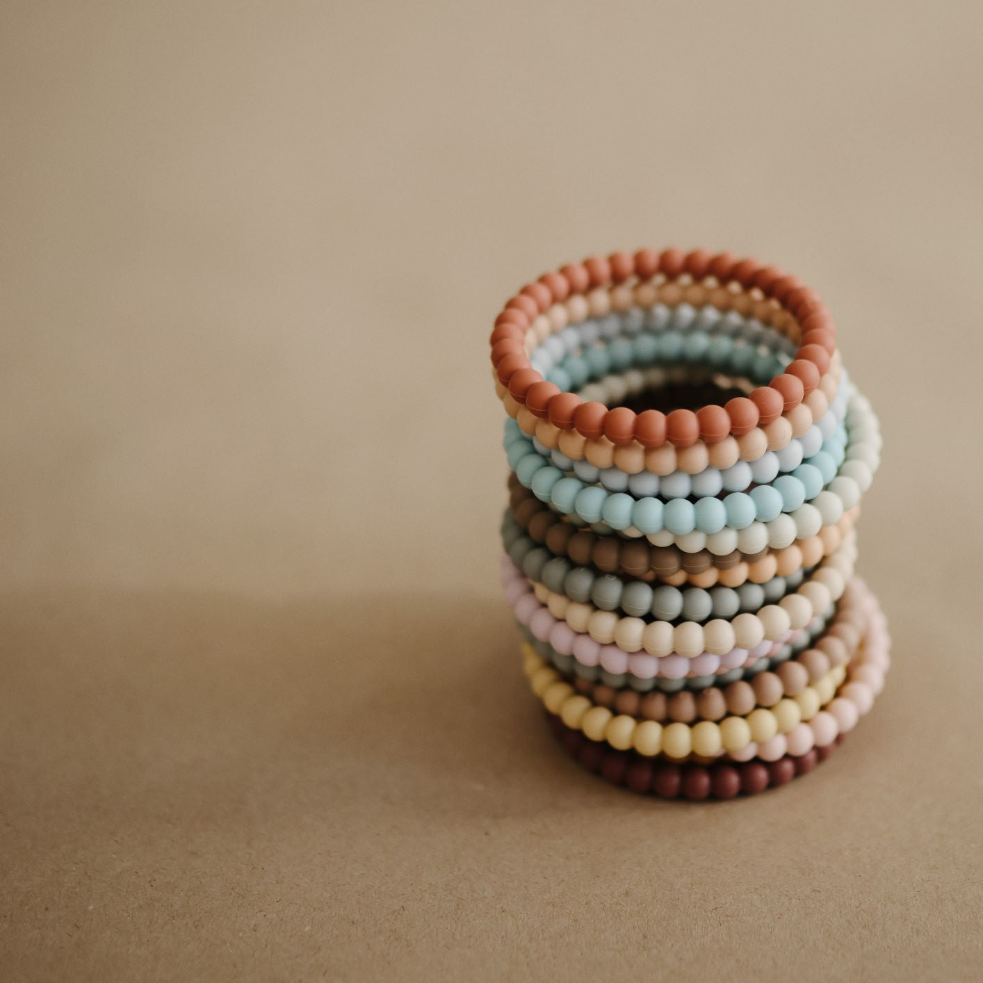 Mushie gyöngy rágókák - bordó-körömvirág-khaki színben - pippadu