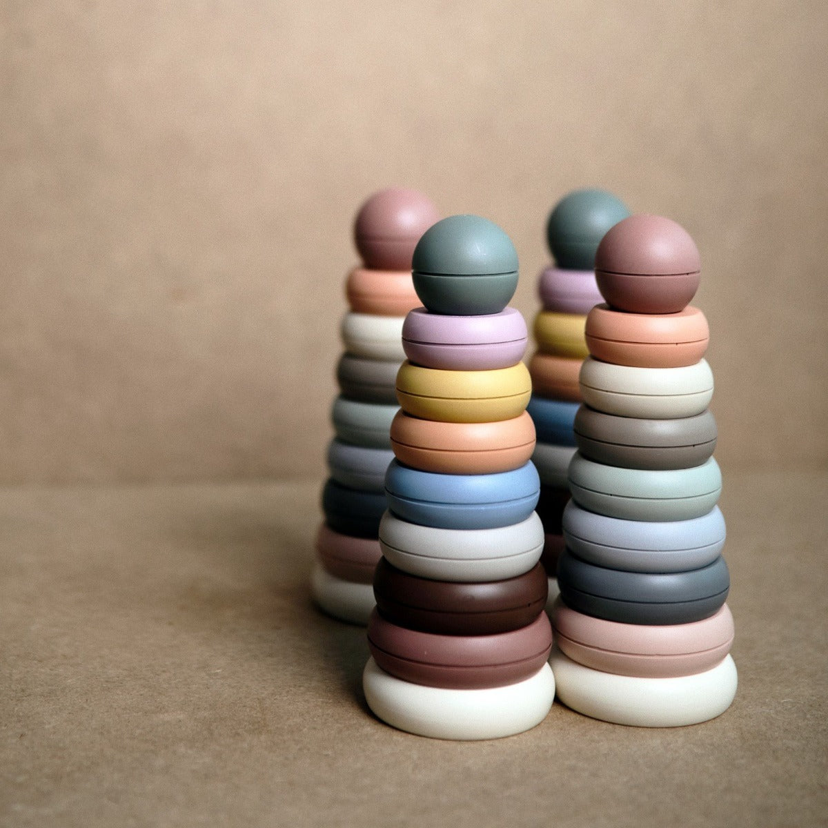 Gyűrű piramis építő játék retro színekben - Mushie - Pippadu