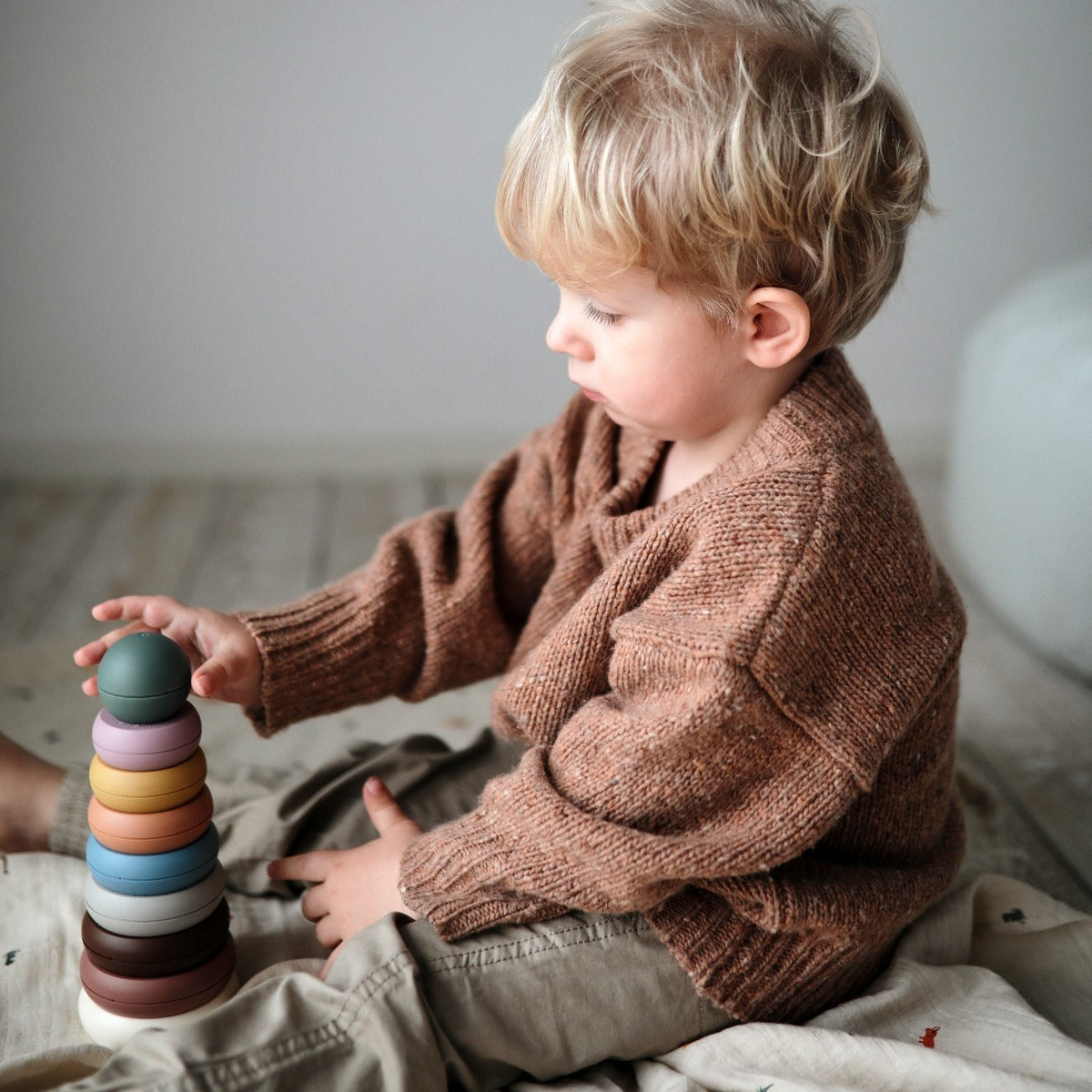 Gyűrű piramis építő játék retro színekben - Mushie - Pippadu