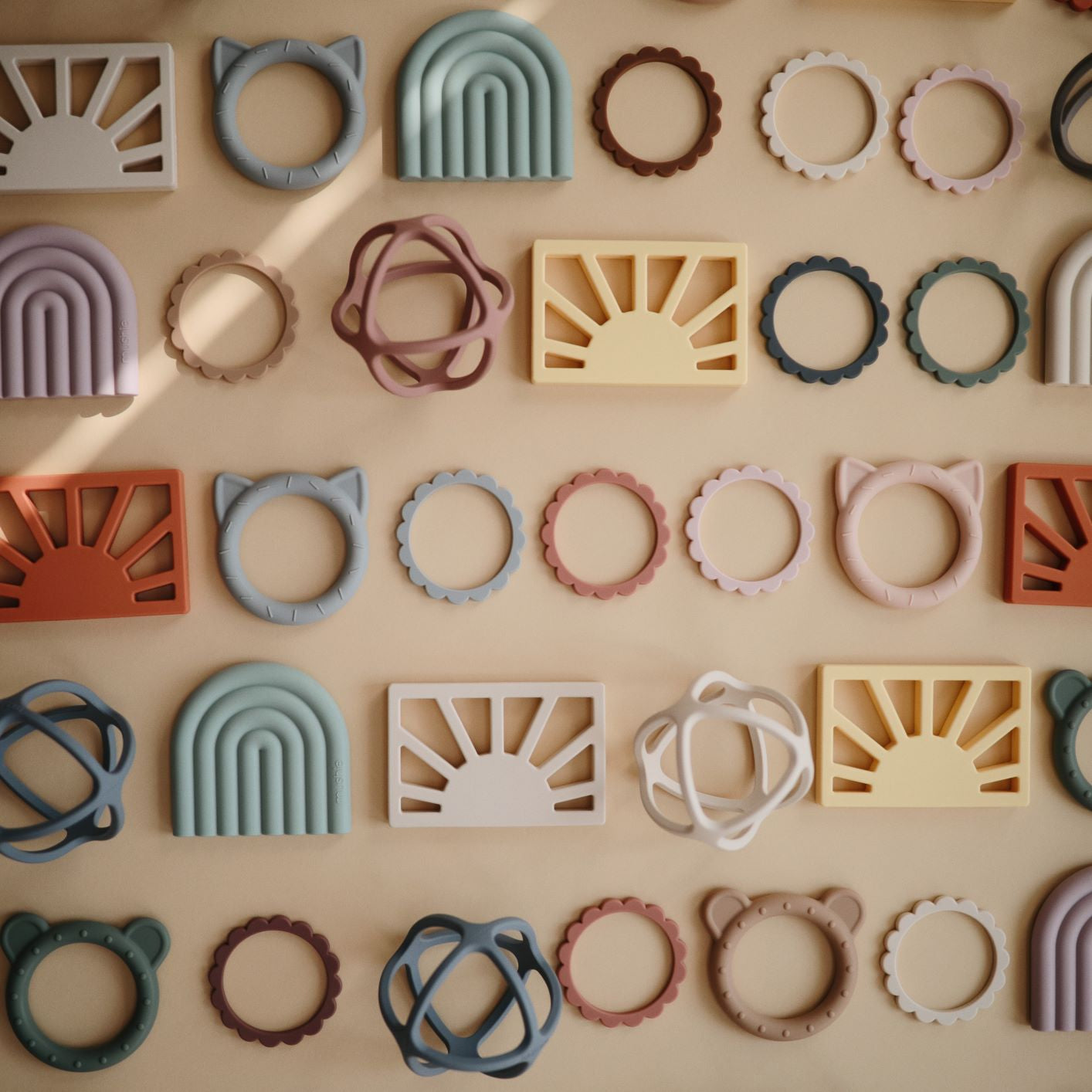 Virágos rágóka - mushie márka - agyag-kakukkfű-napsárga - pippadu