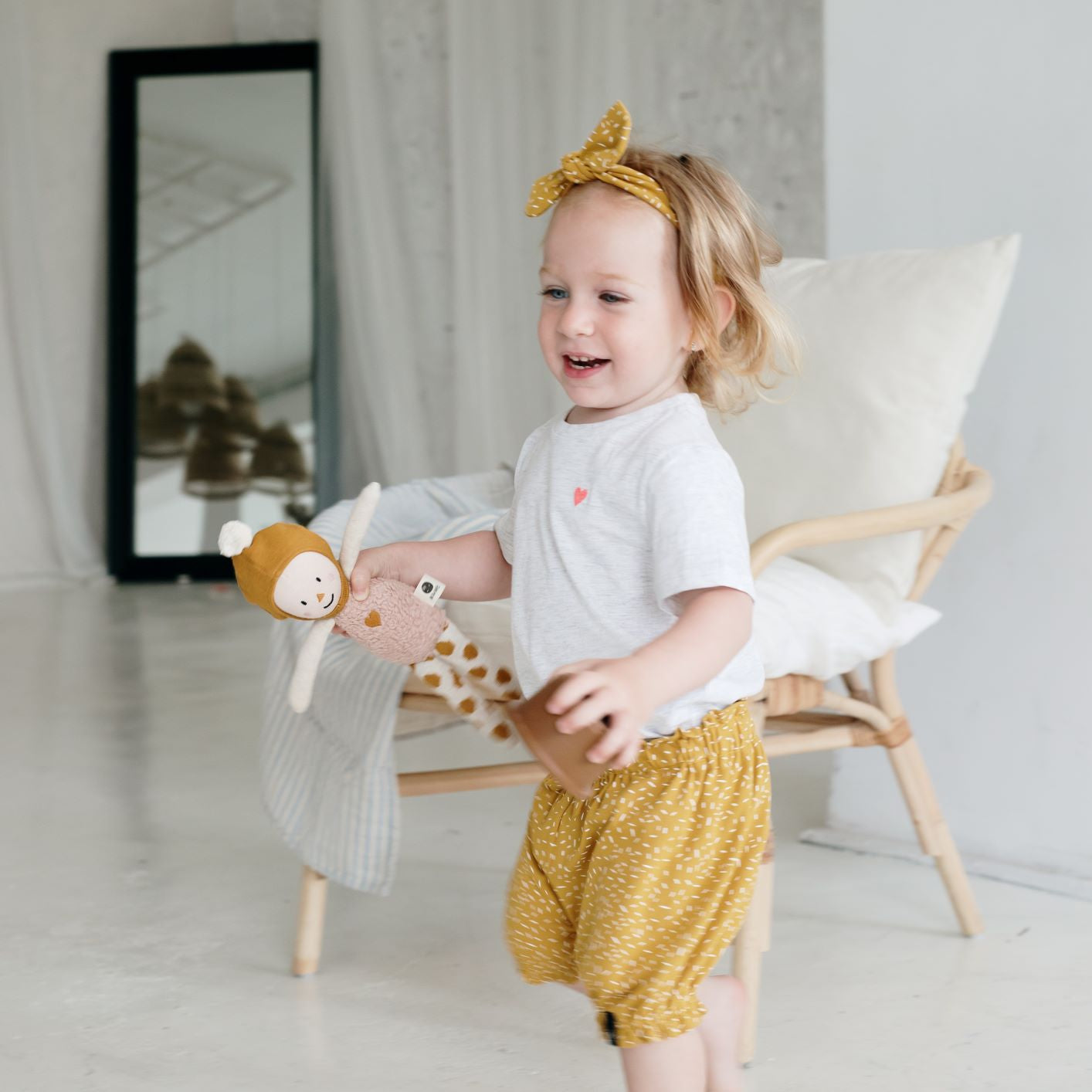 Fodros lányka nadrág és hajpánt szett - mustársárga színben - pippadu