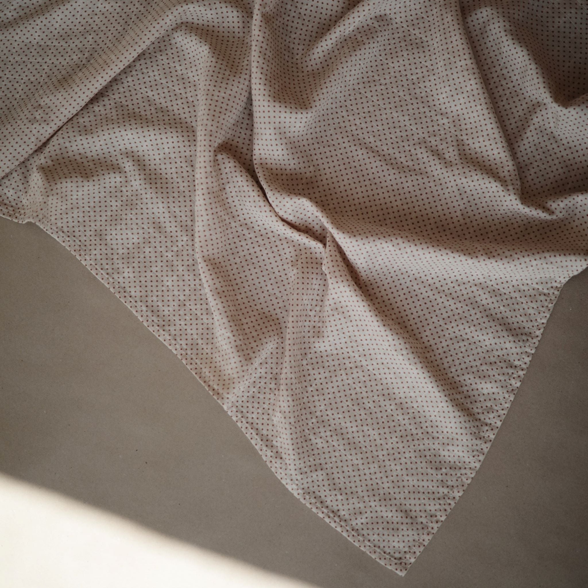 Muszlin pólya karamell pöttyös - pippadu márkától - Mushie márka