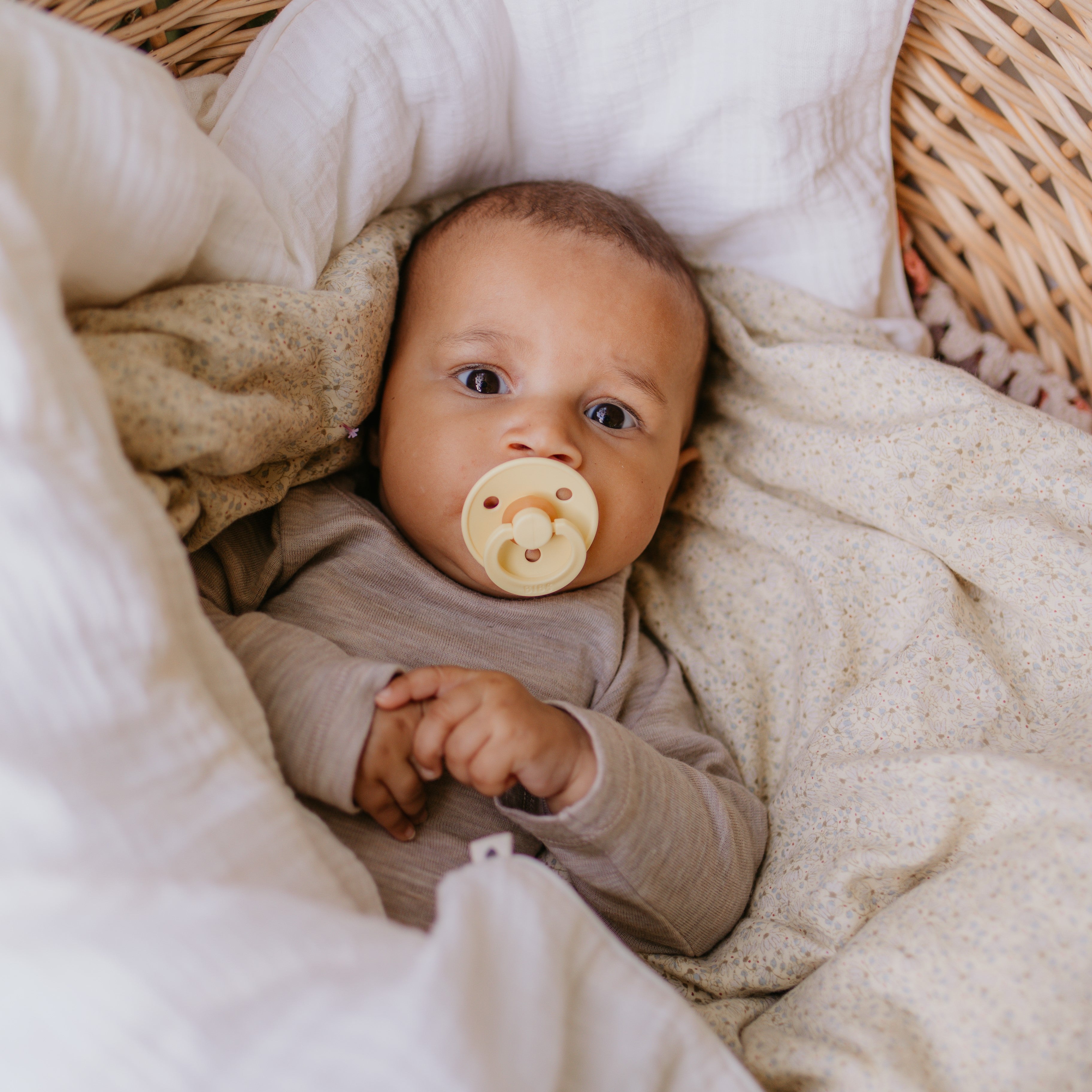 BIBS Colour napsugár cumi - pippadu - két méretben, natúrkaucsuk cumifejjel