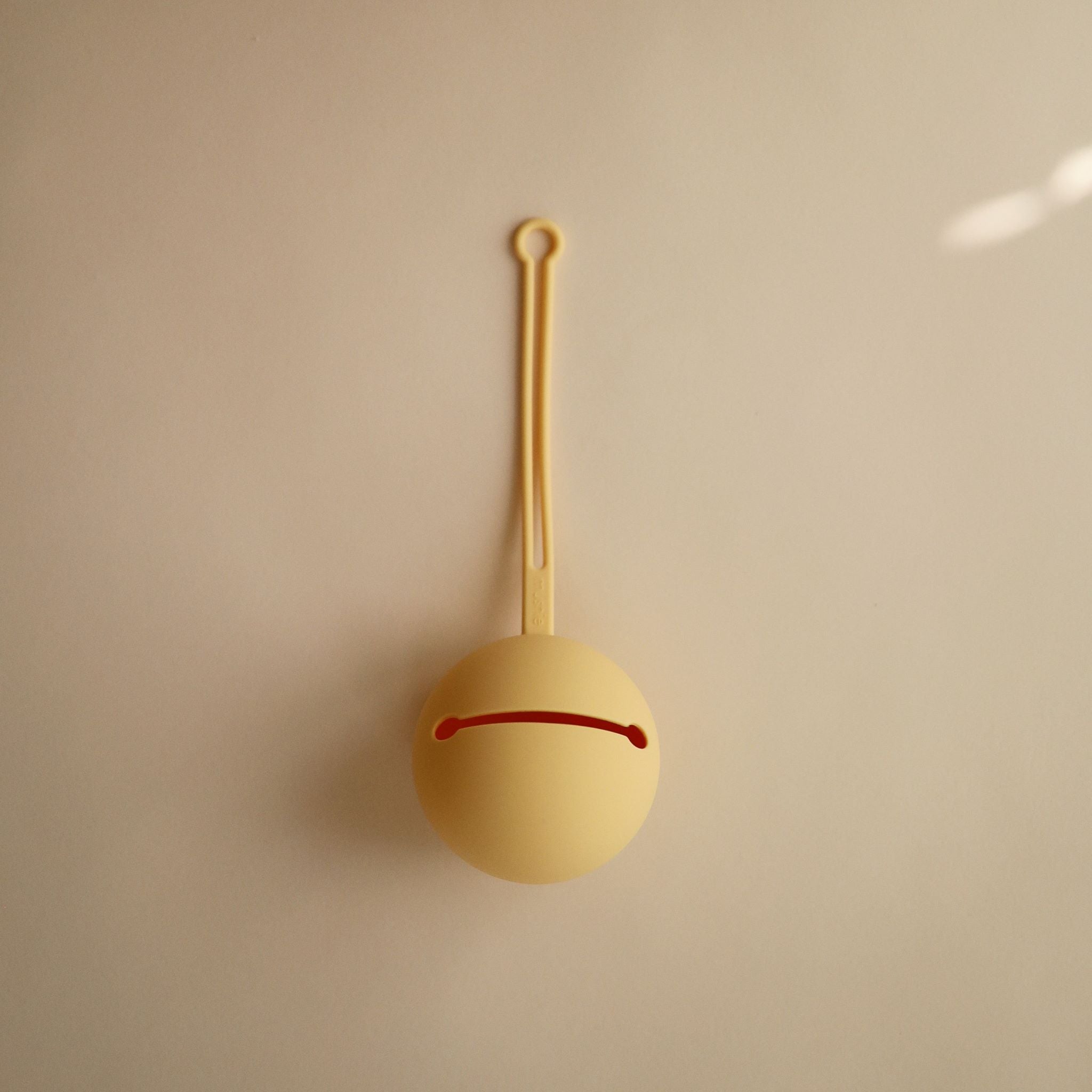 Mushie cumitartó új színben: nárcisz a pippadunál