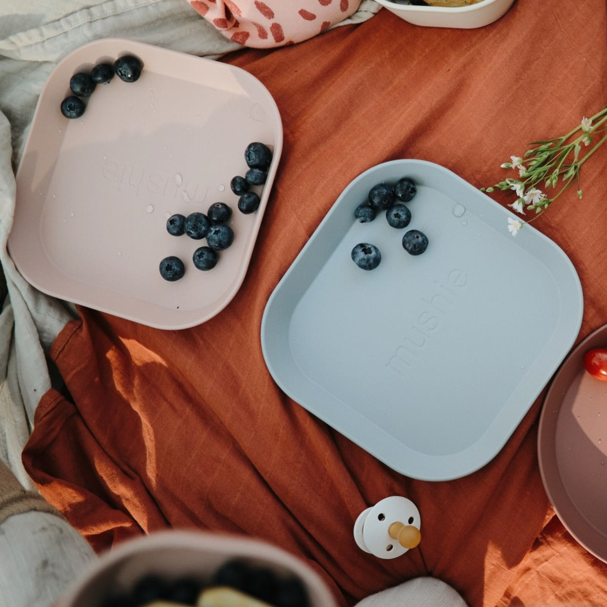 Négyzetes lapostányér - púderrózsaszín - mushie - pippadu