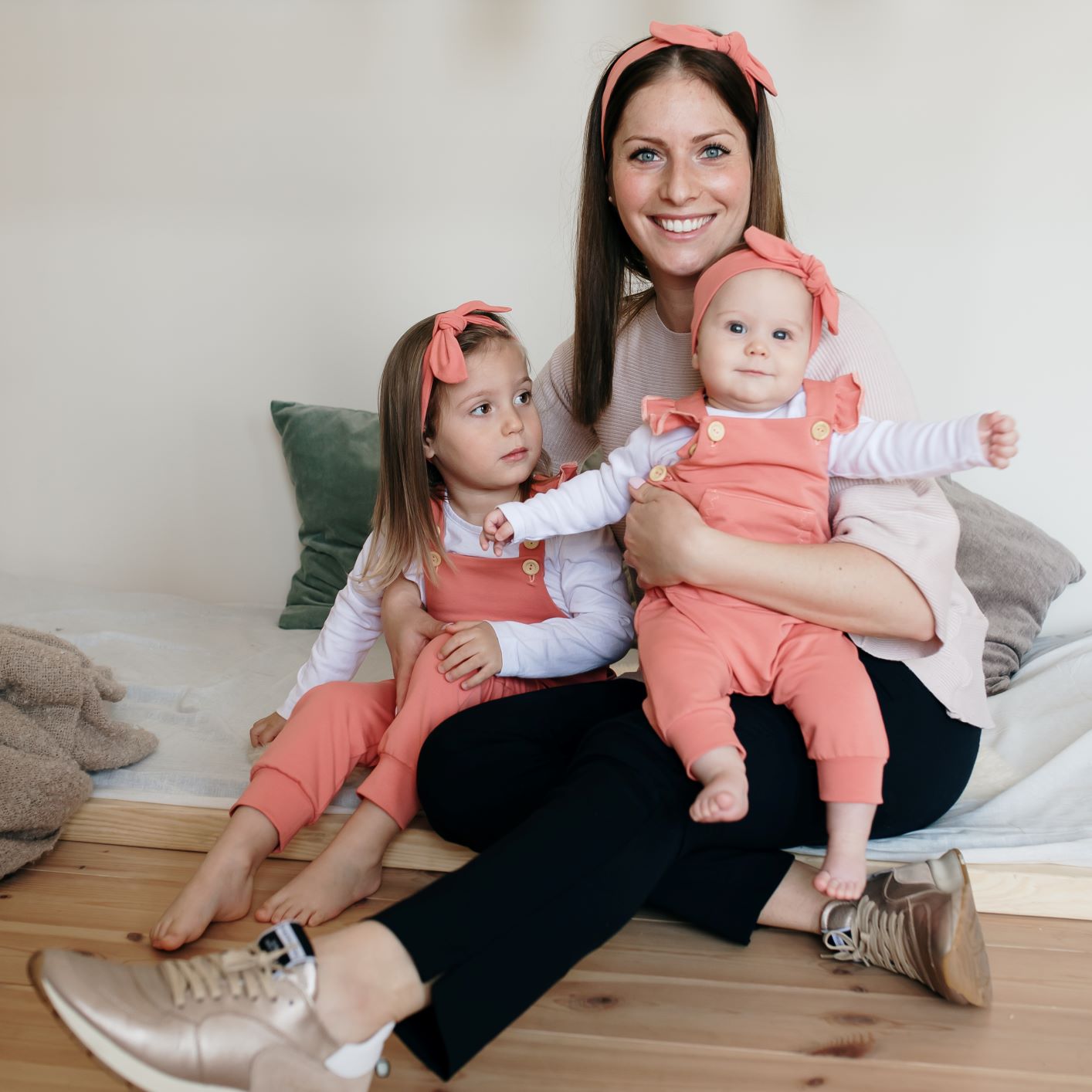 Kantáros nadrág hozzáillő hajpánttal nyári barack színben a pippadunál! Akár anya-lánya szettben.