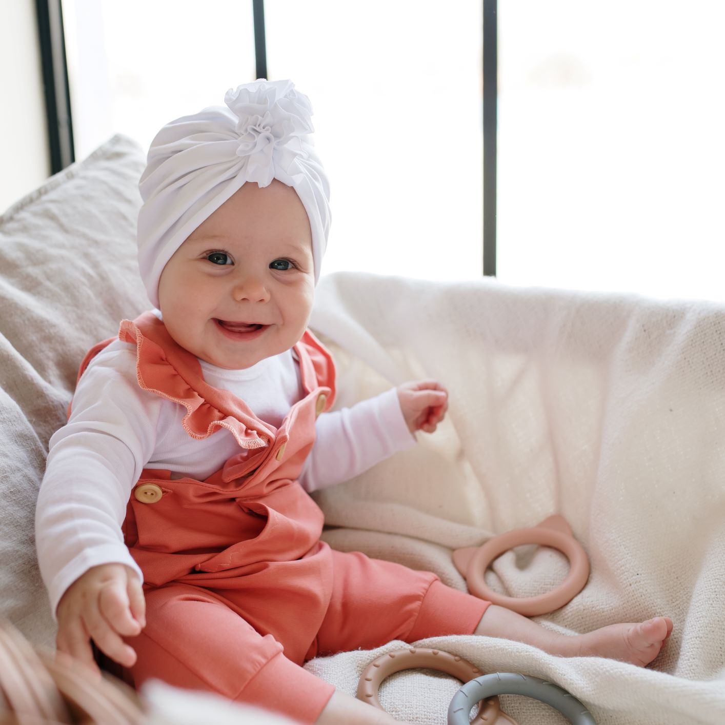 Kantáros nadrág fodorral - nyári barack színben hófehér turbánka kiegészítővel a mosolygós mindennapokért - pippadu