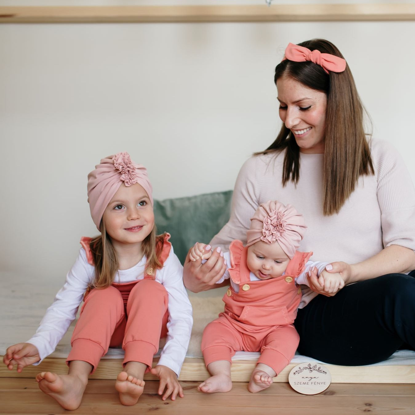 Kantáros nadrág fodorral nyári barack színben púderrózsaszín kiegészítőkkel anya-lánya szetthet - pippadu