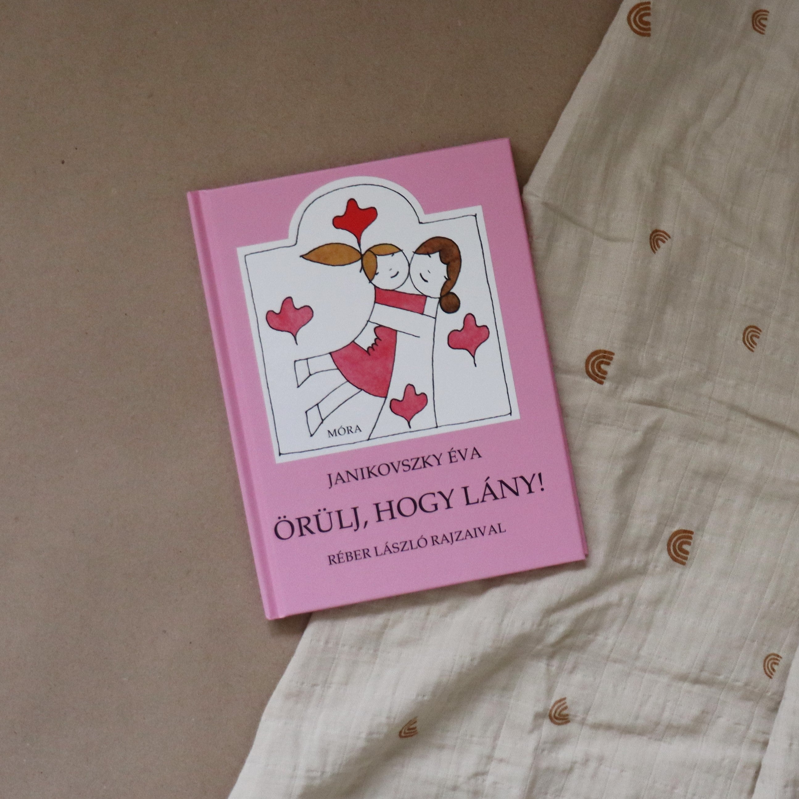 Janikovszky Éva Örülj, hogy lány! könyv a pippadu honlapján Réber László rajzaival