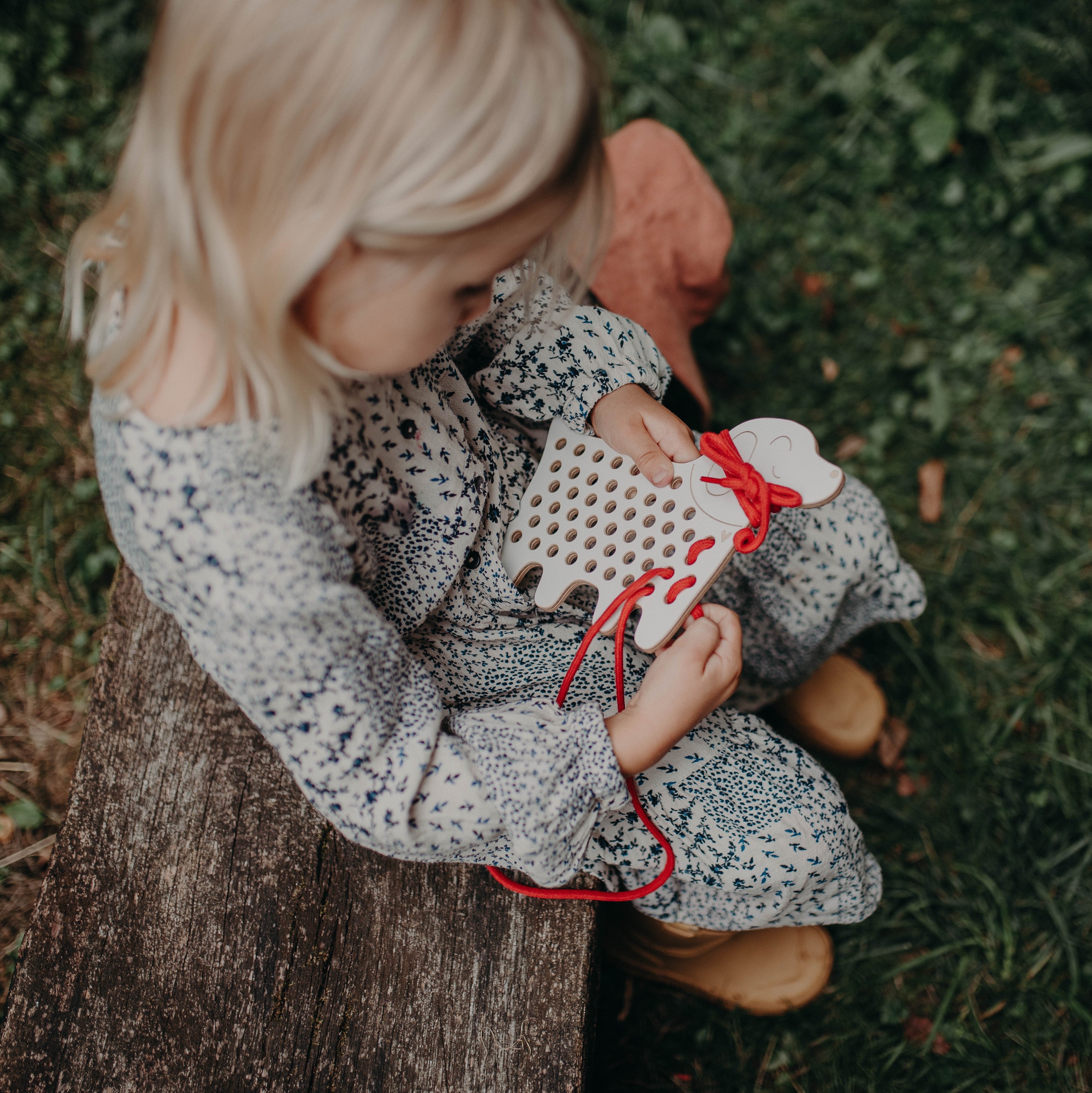 Készségfejlesztő kutya fűzős játék - pippadu