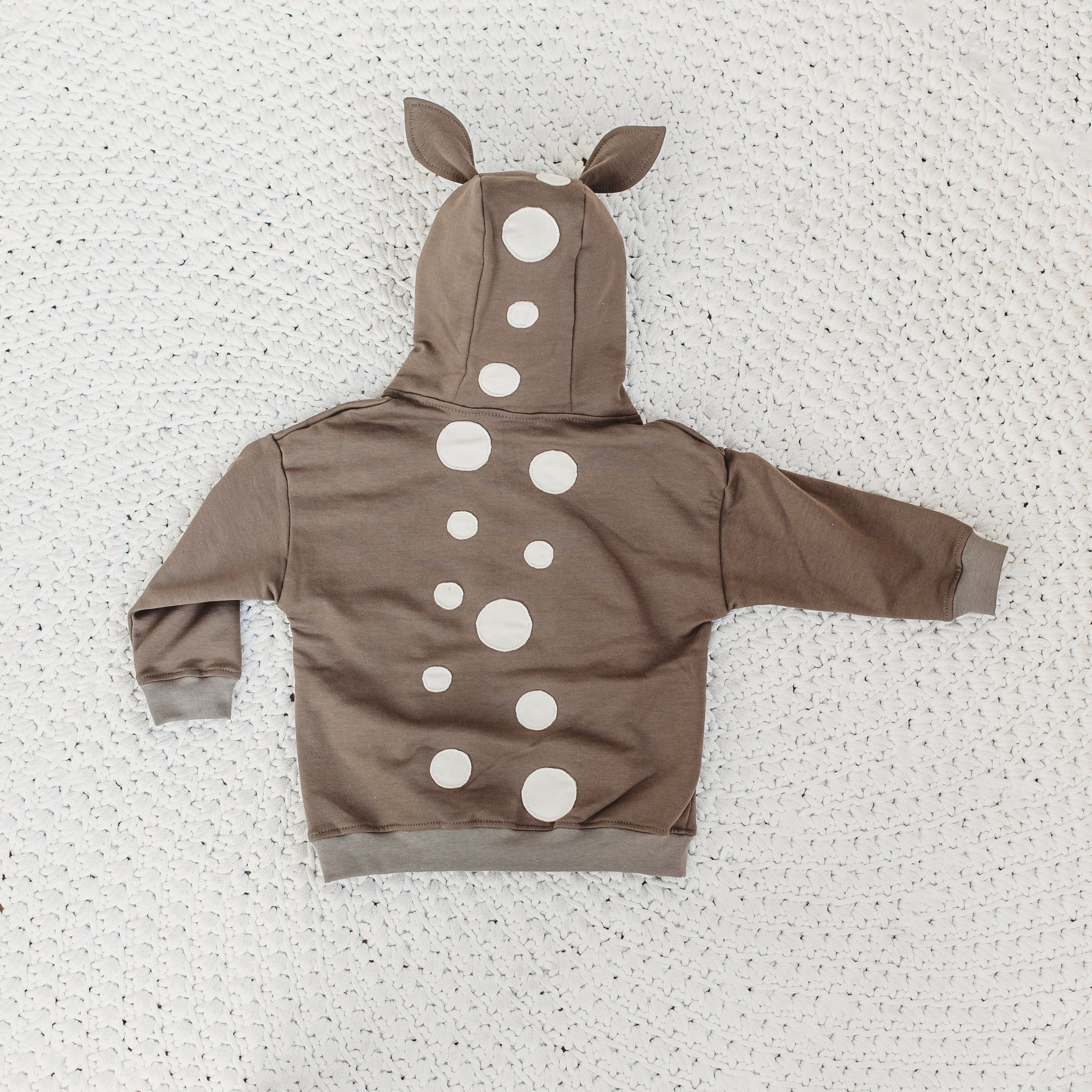 Egyedi őzike gyerekpulóver taupe színben - pippadu